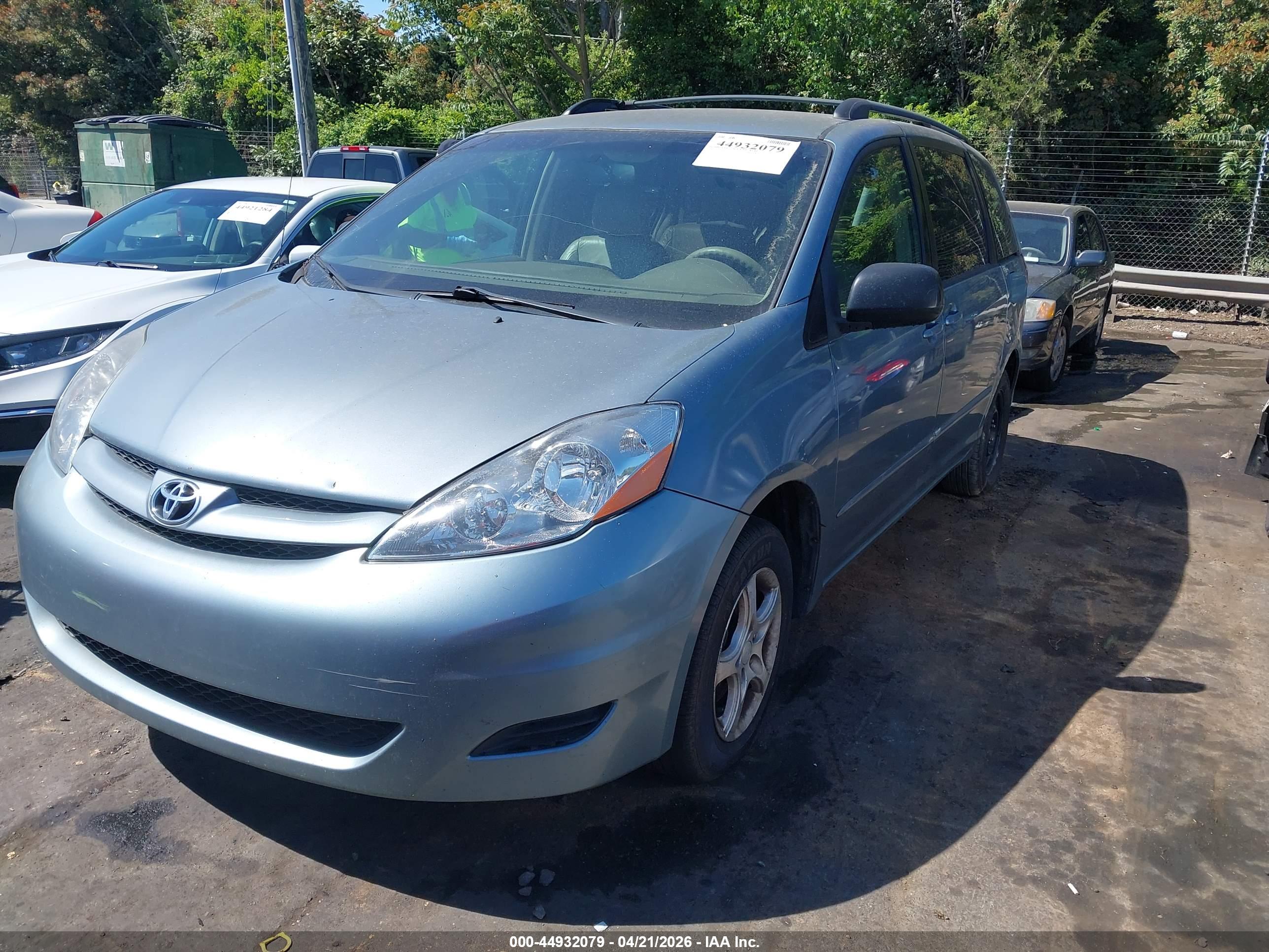 TOYOTA SIENNA image 2