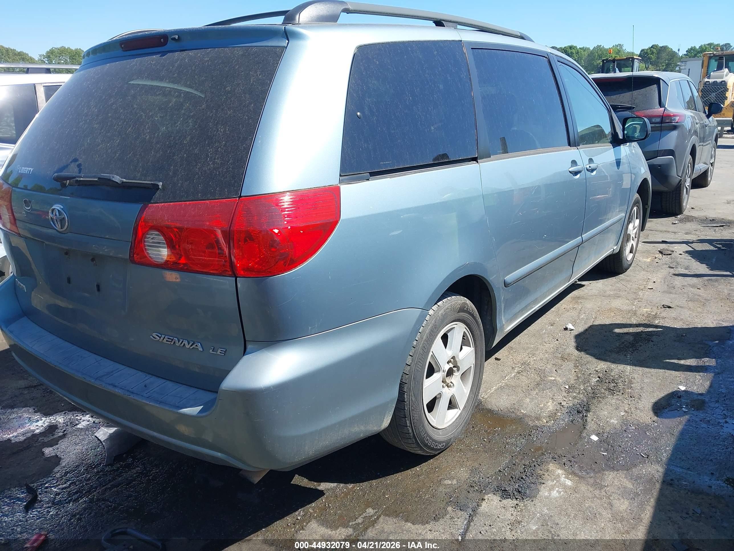 TOYOTA SIENNA image 4
