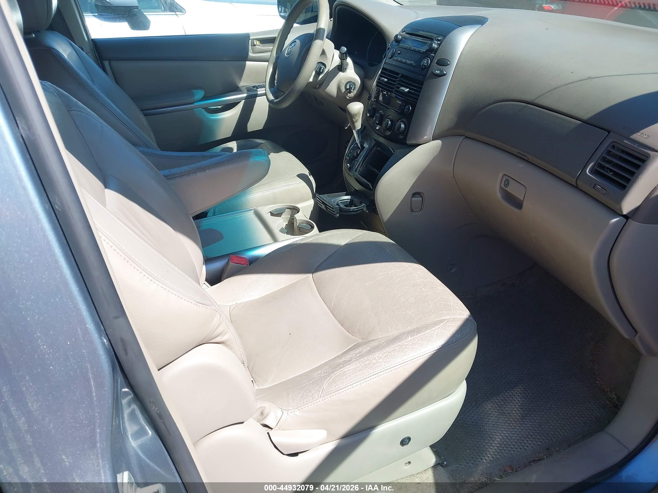 TOYOTA SIENNA image 5
