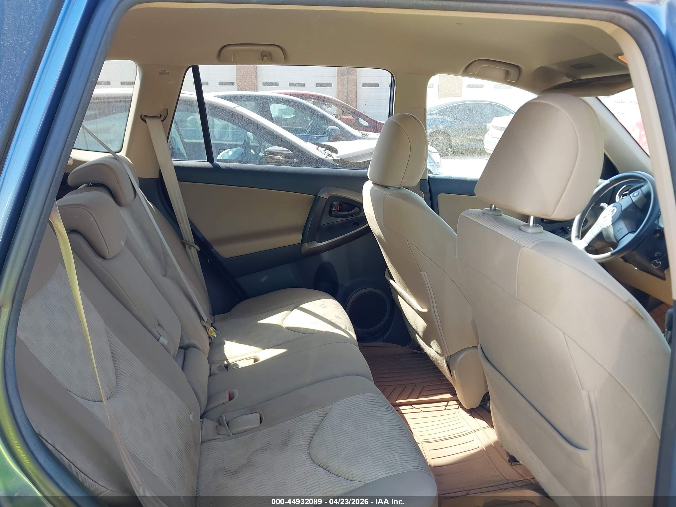 TOYOTA RAV4 image 8