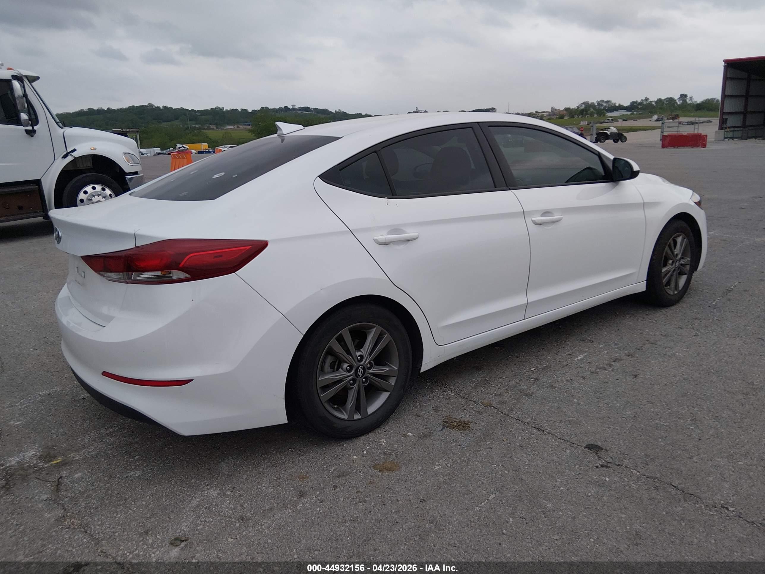 HYUNDAI ELANTRA image 4