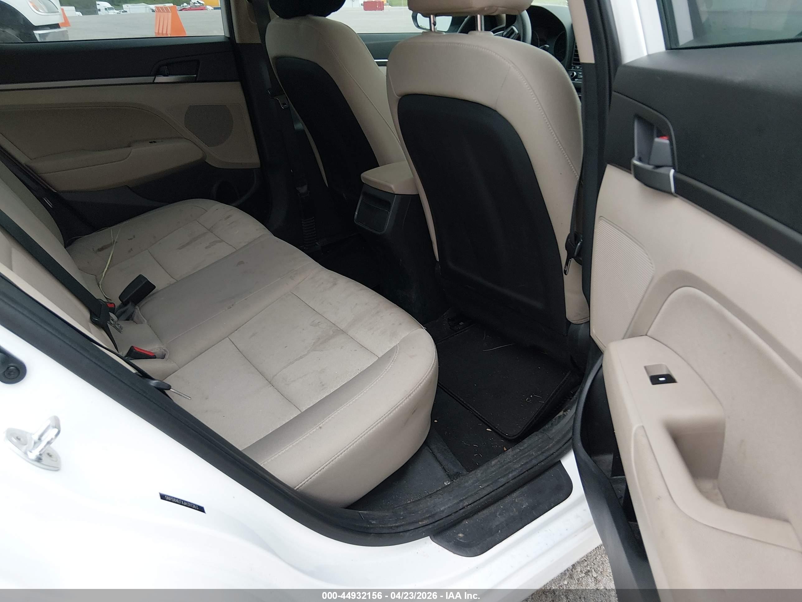 HYUNDAI ELANTRA image 8