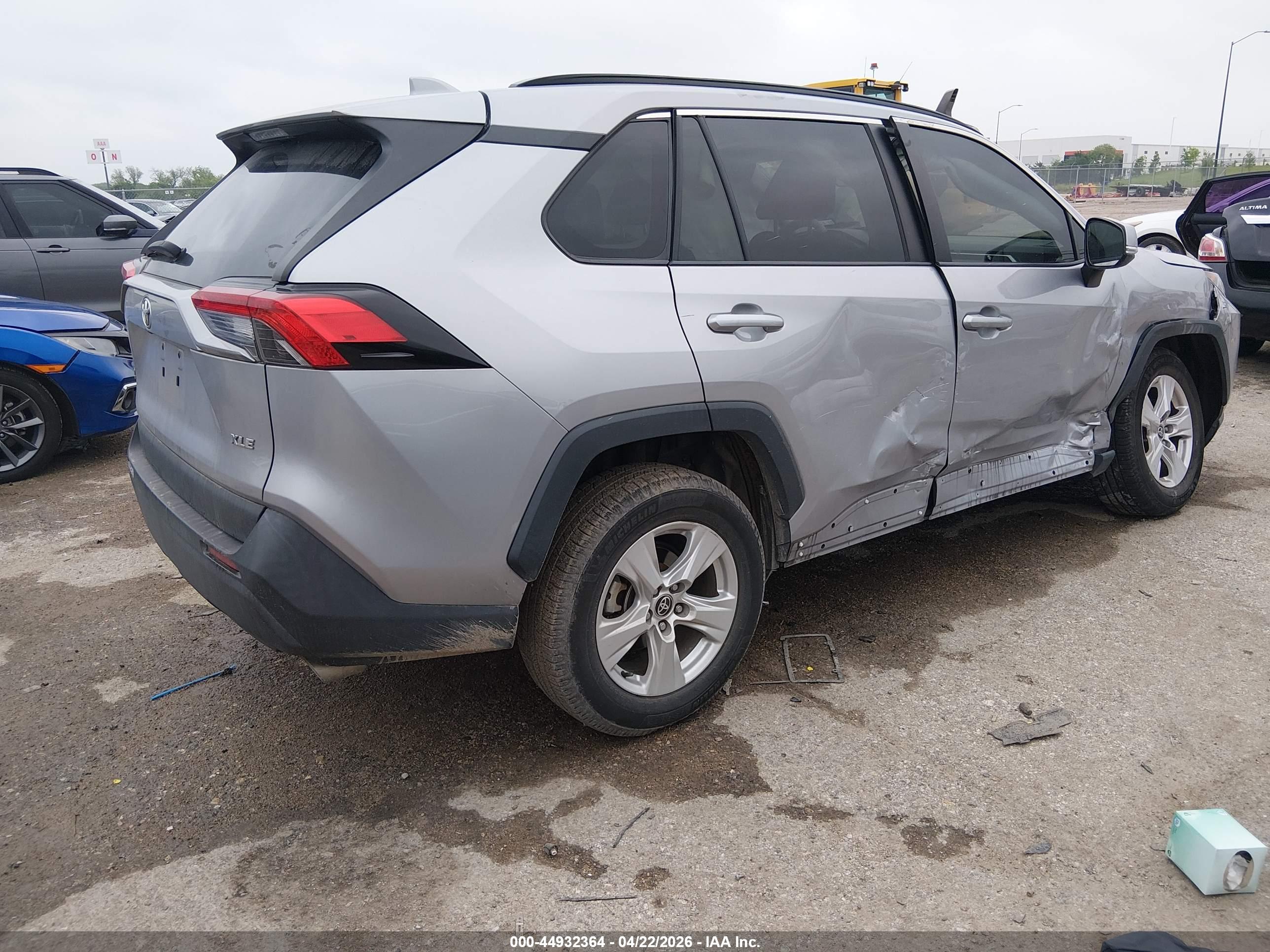 TOYOTA RAV4 image 4