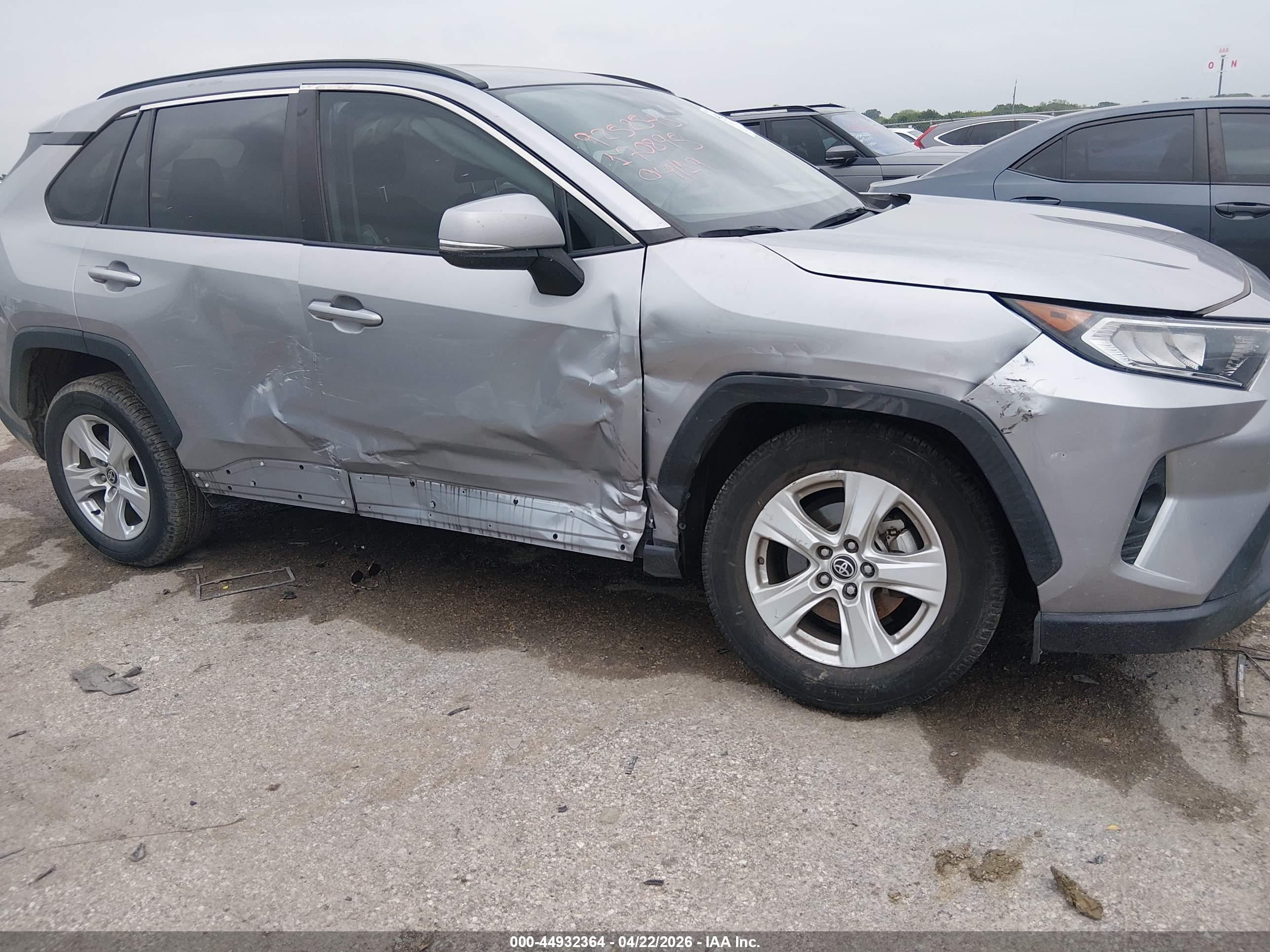 TOYOTA RAV4 image 6