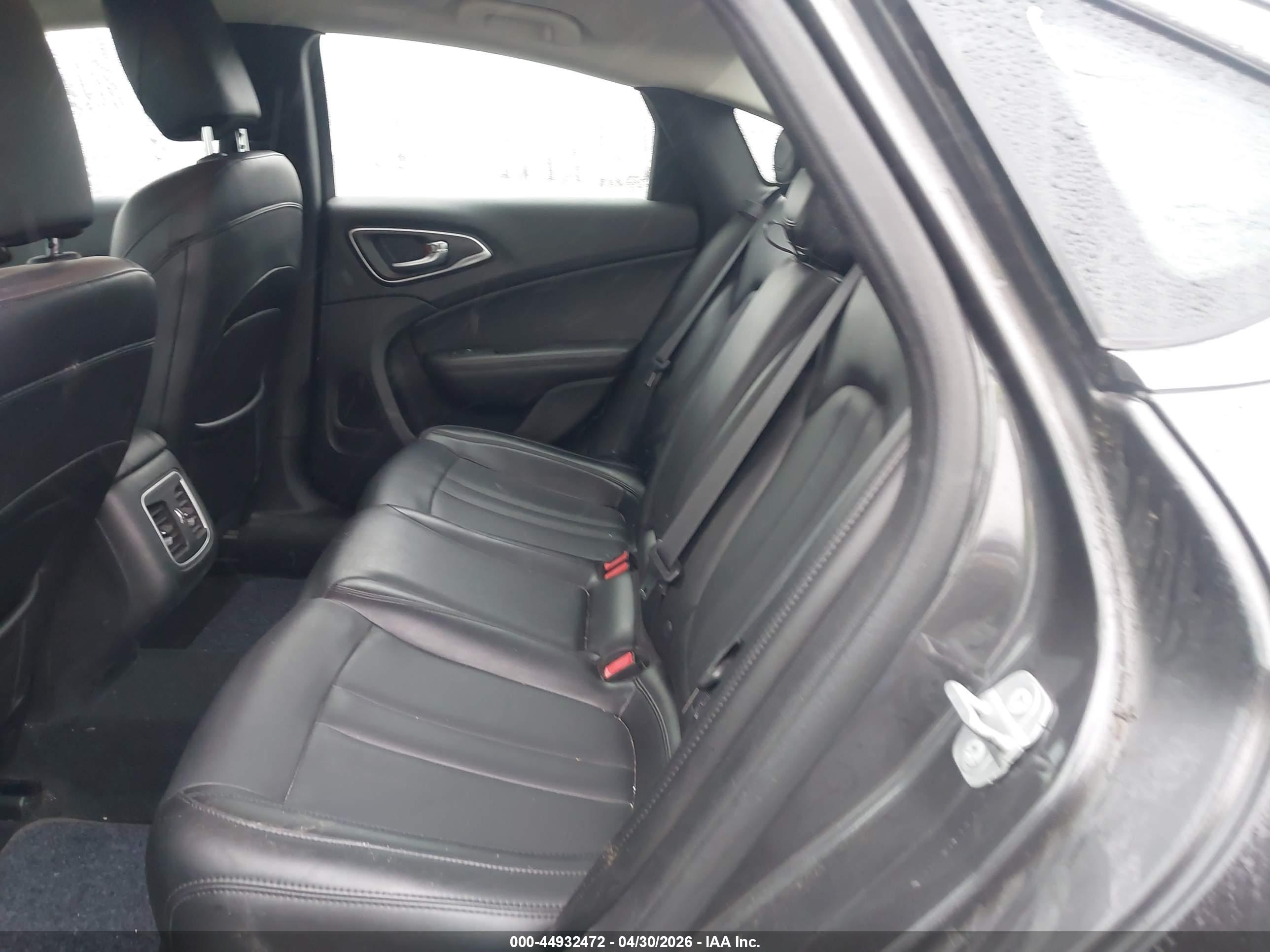 CHRYSLER 200 image 8
