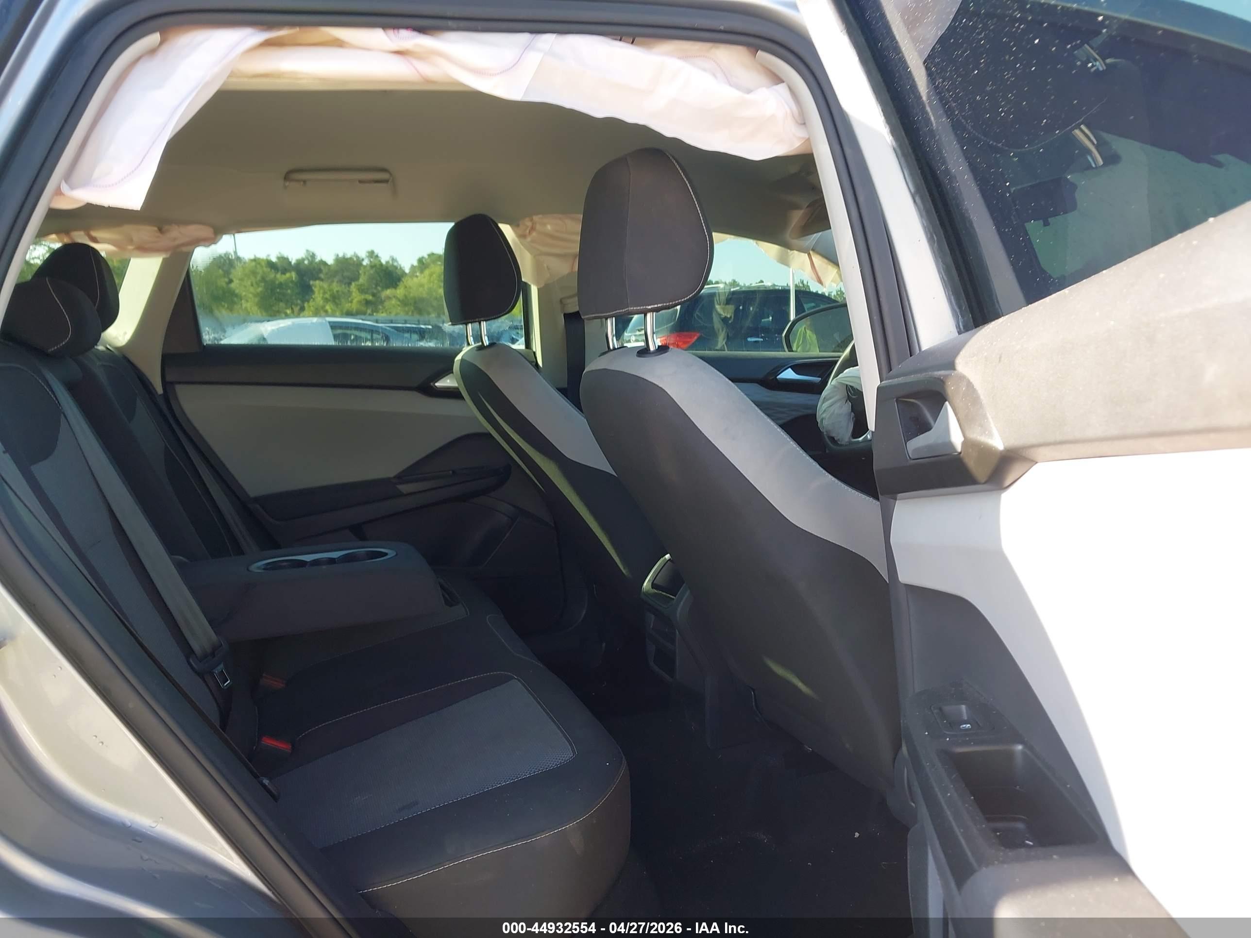 VOLKSWAGEN TAOS image 8