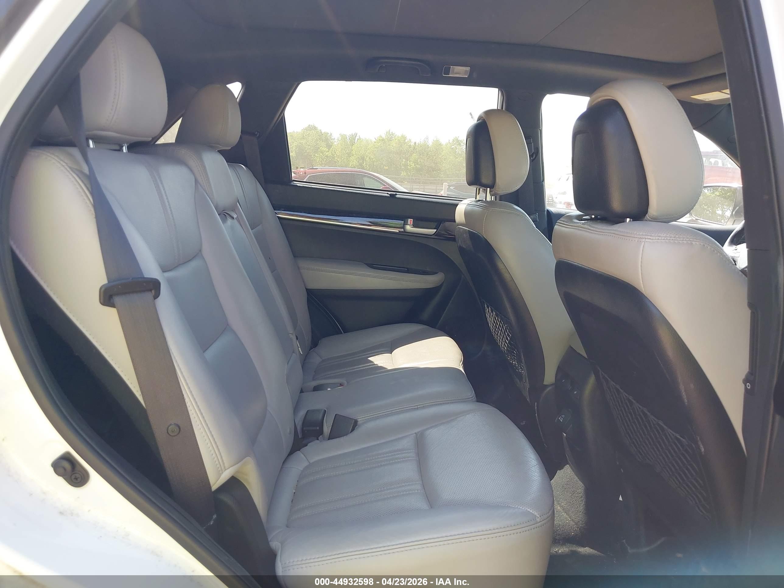 KIA SORENTO image 8