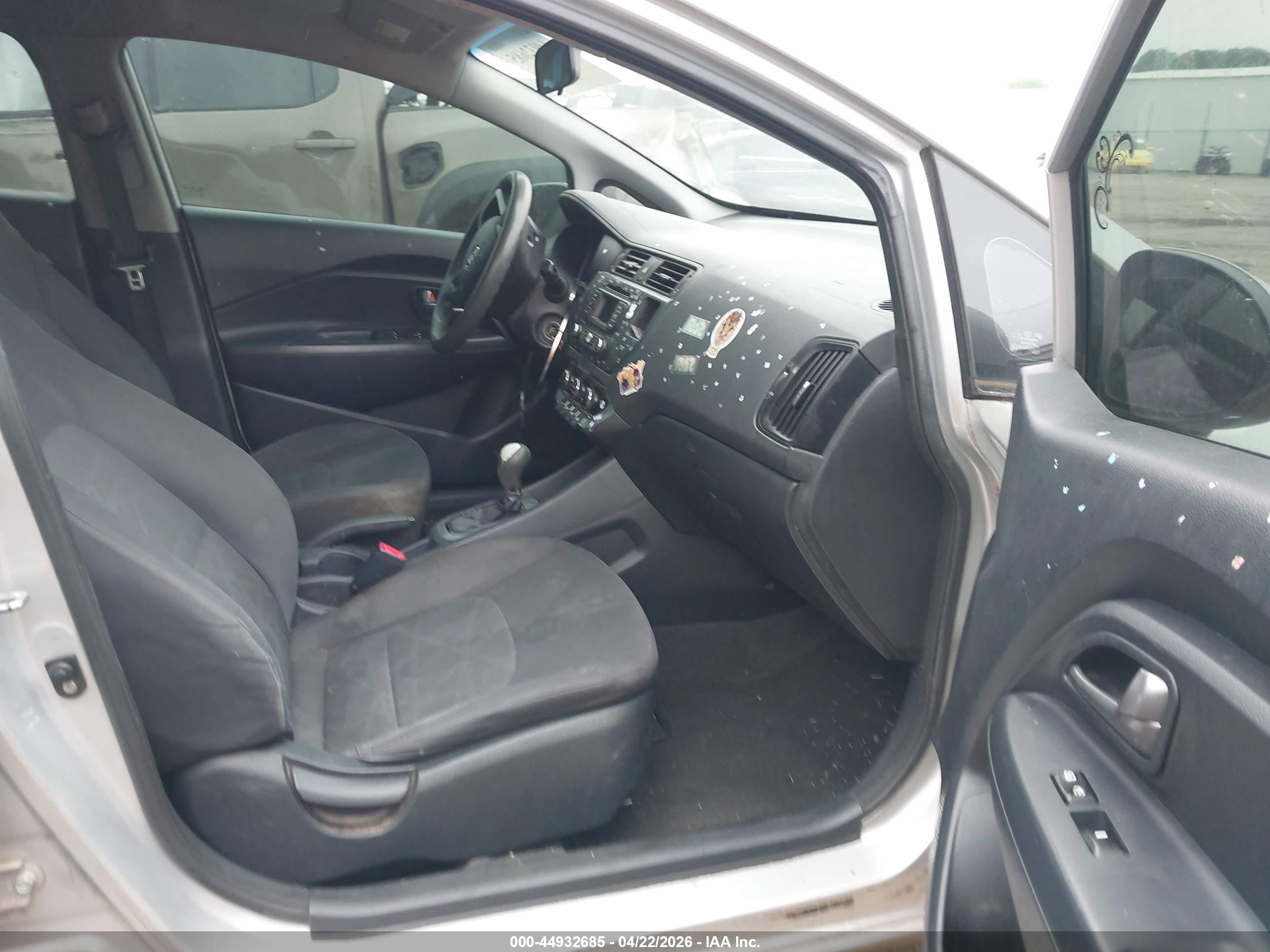 KIA RIO5 image 5