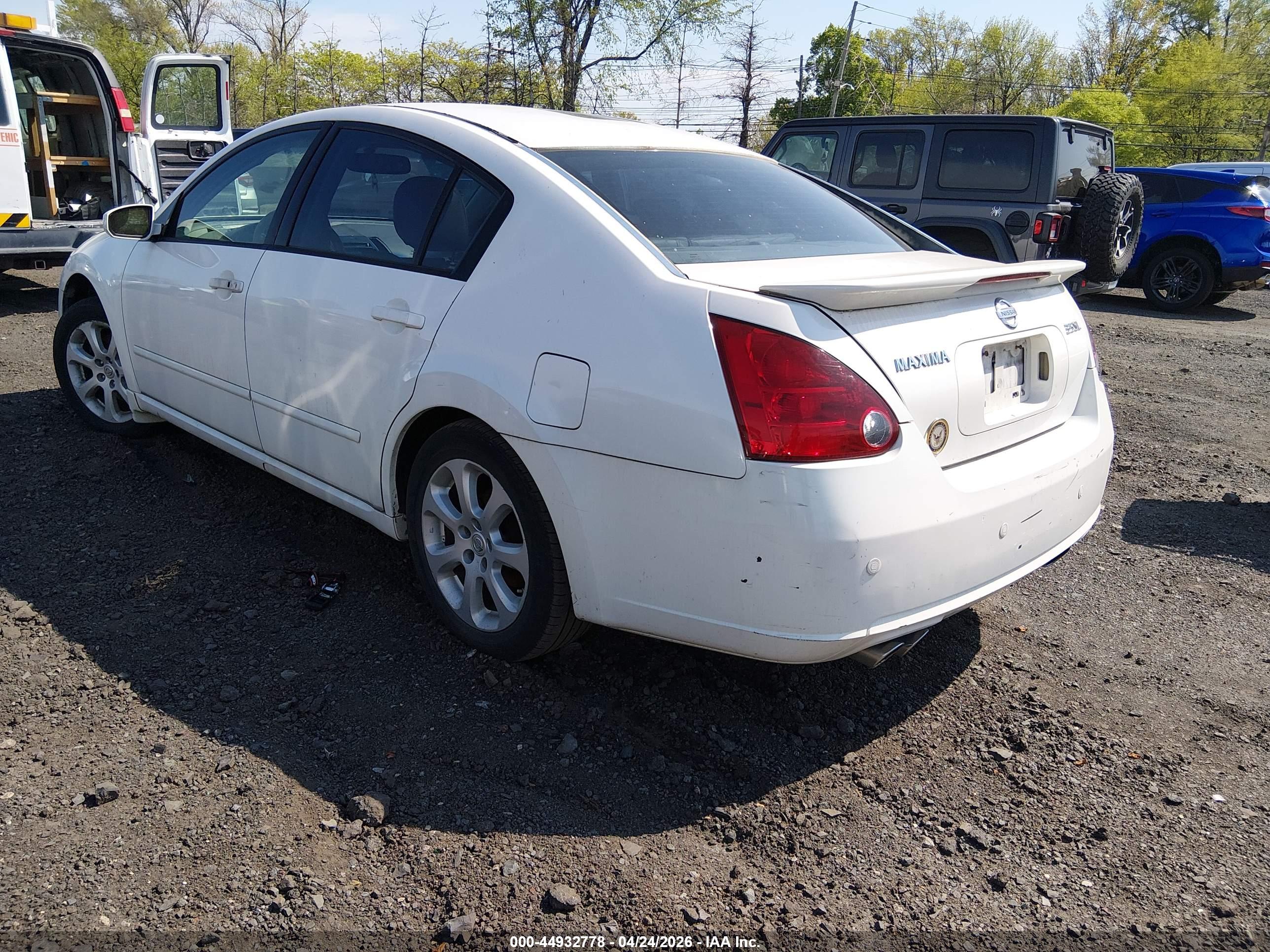 NISSAN MAXIMA image 3