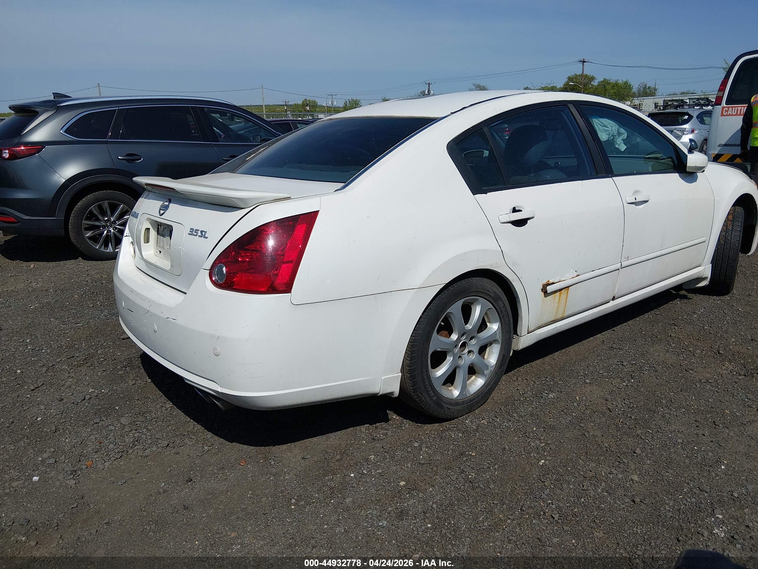 NISSAN MAXIMA image 4