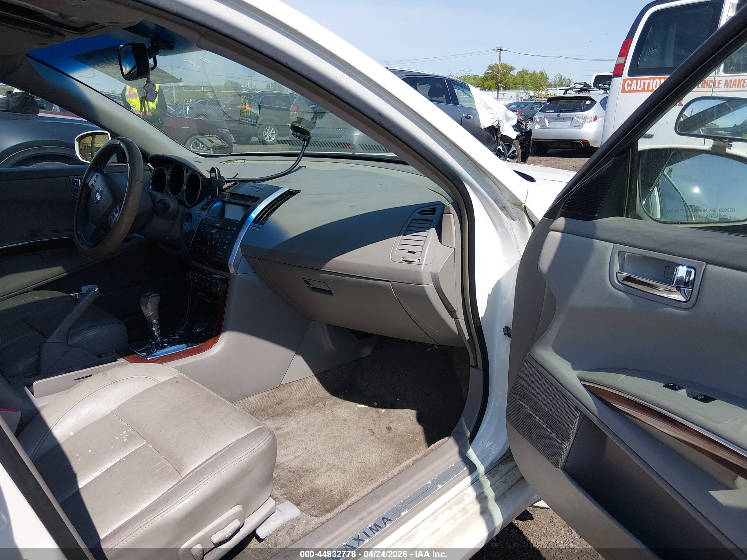 NISSAN MAXIMA image 5