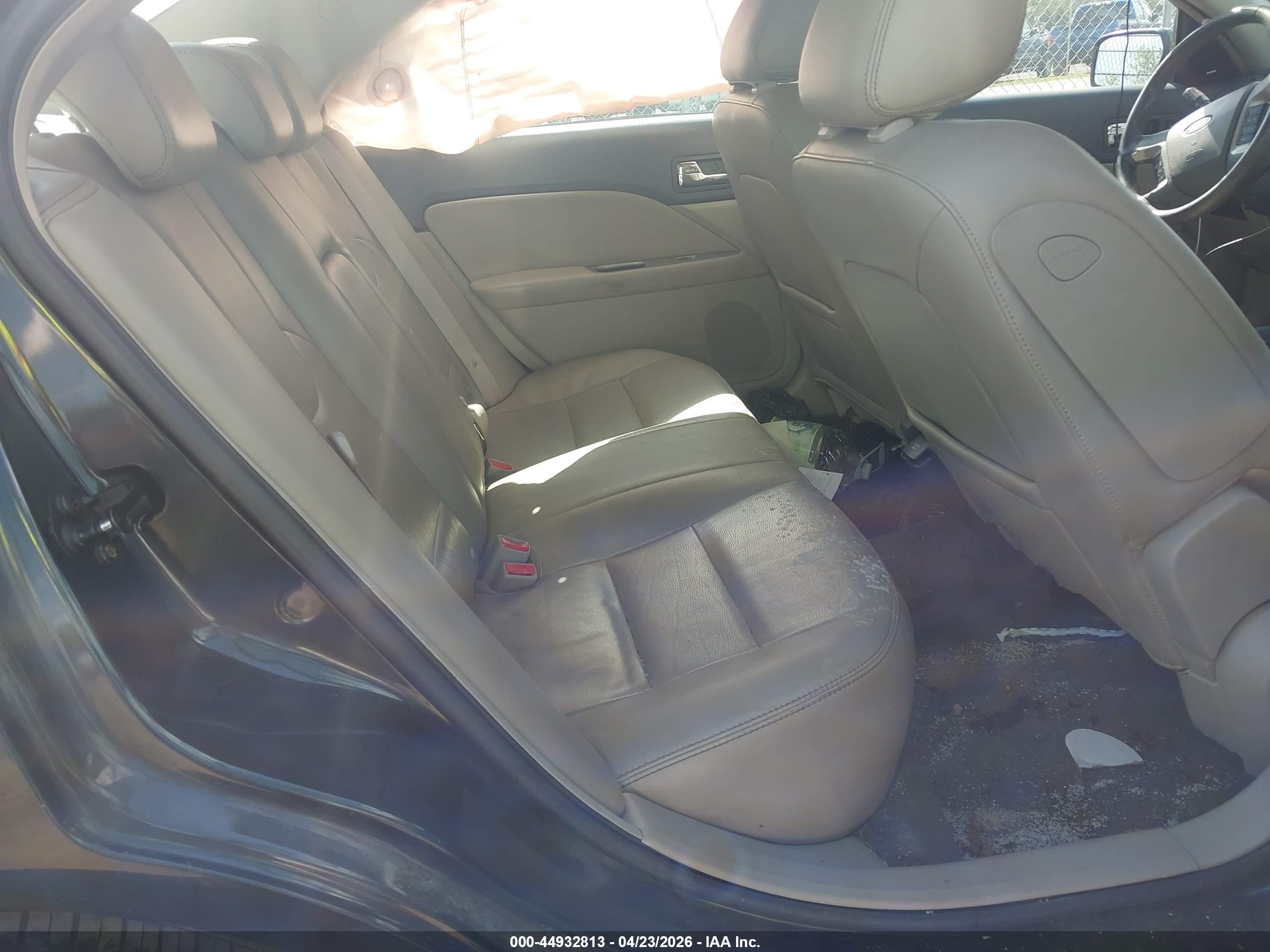 FORD FUSION image 8