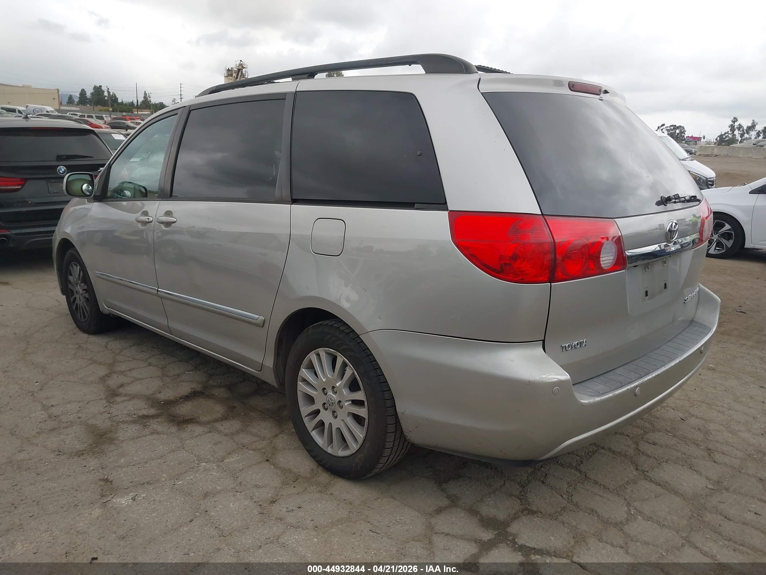 TOYOTA SIENNA image 3
