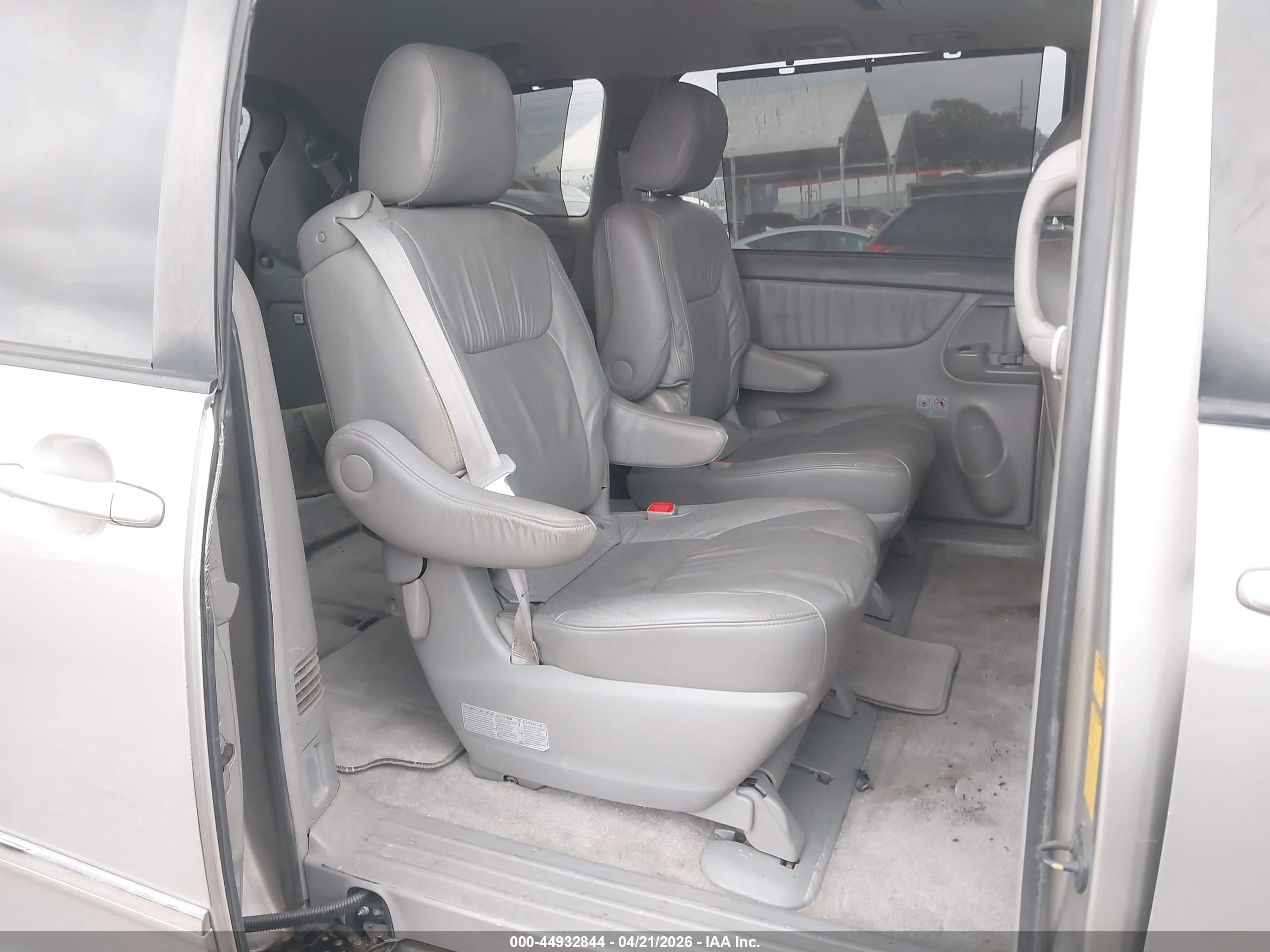 TOYOTA SIENNA image 8