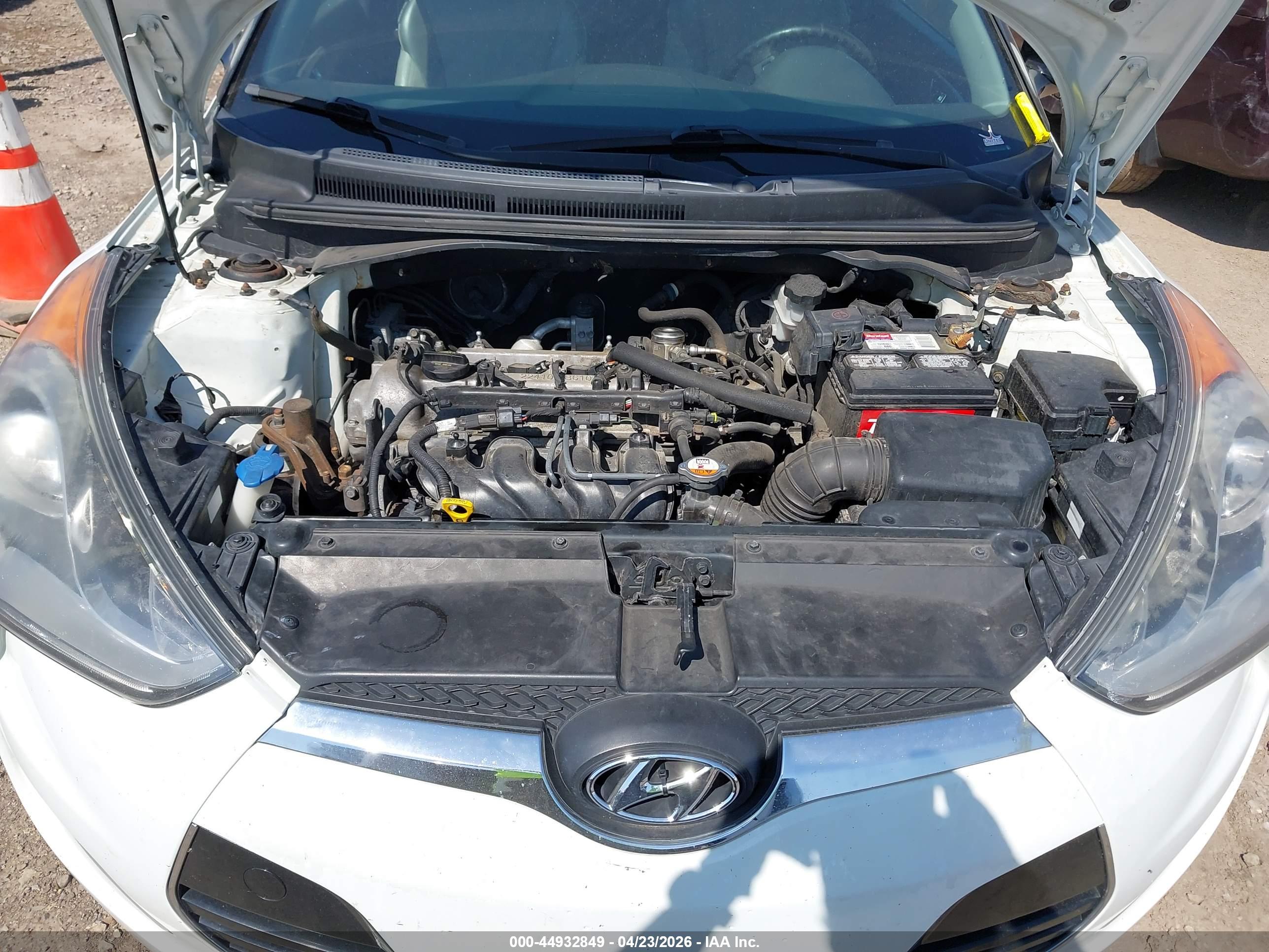 HYUNDAI VELOSTER image 10