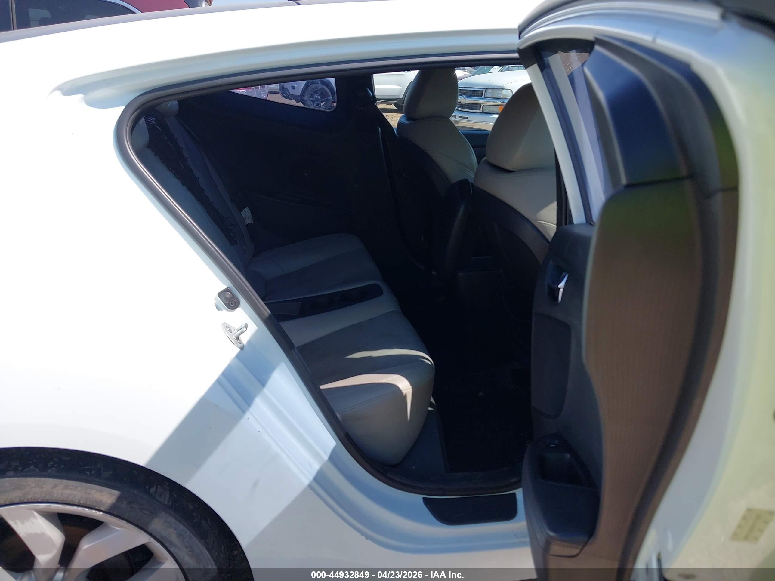 HYUNDAI VELOSTER image 8