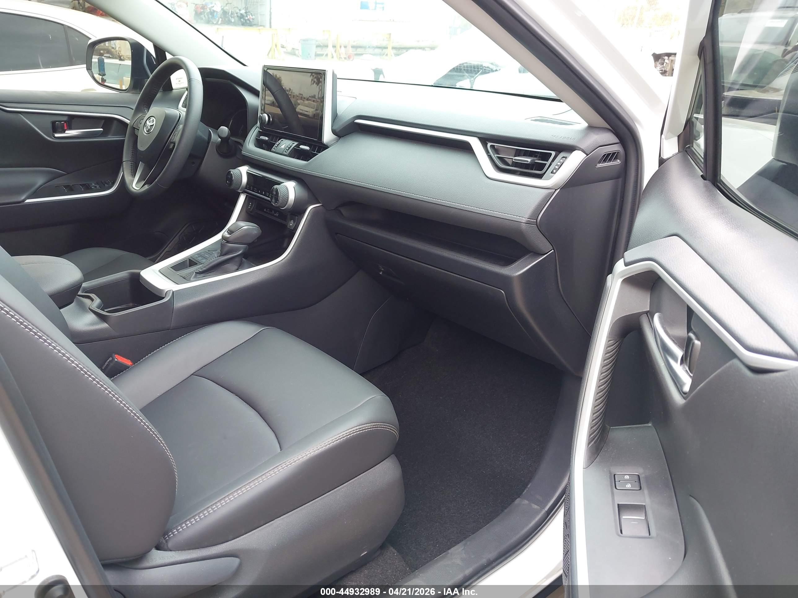 TOYOTA RAV4 image 5