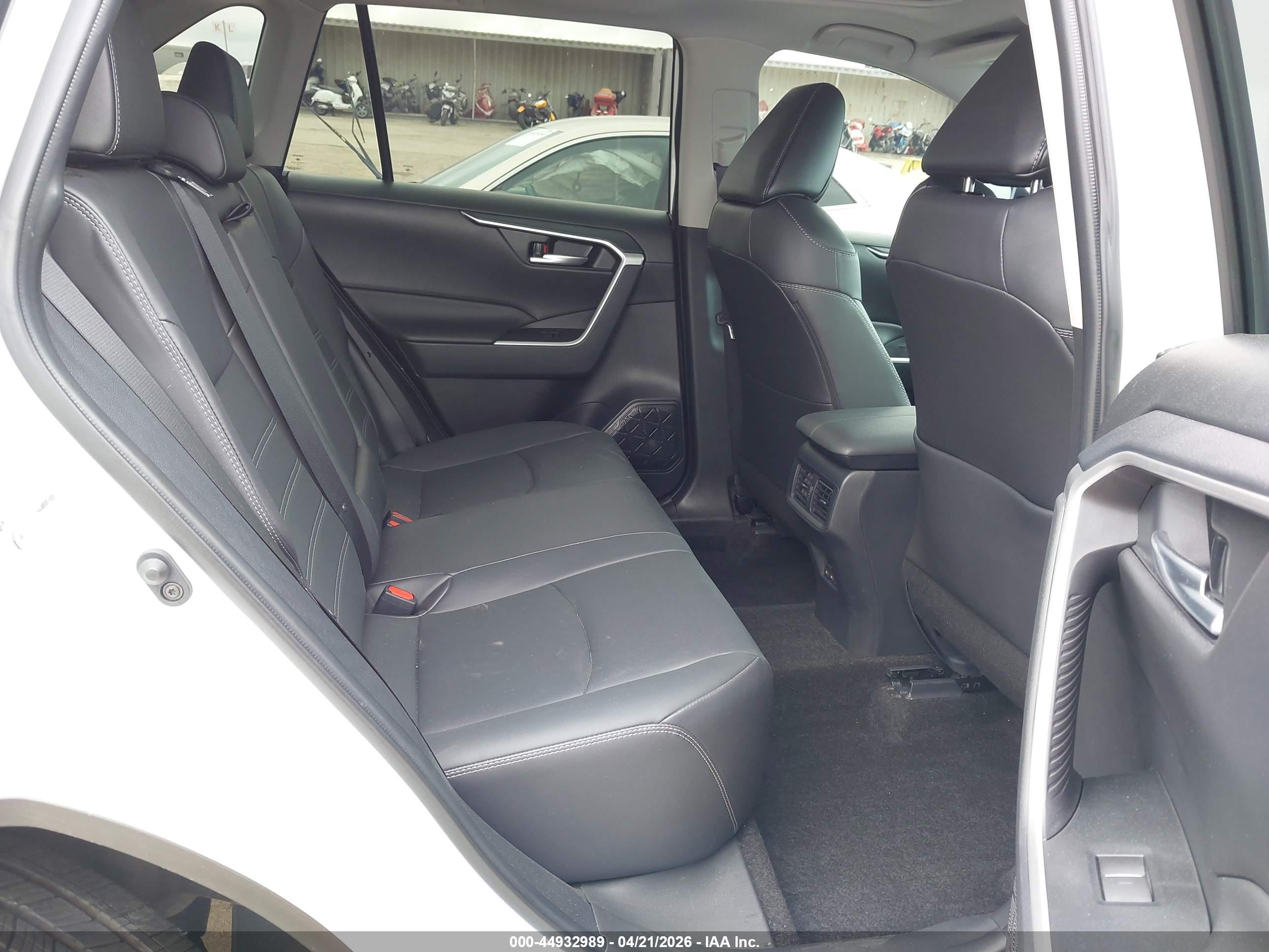 TOYOTA RAV4 image 8