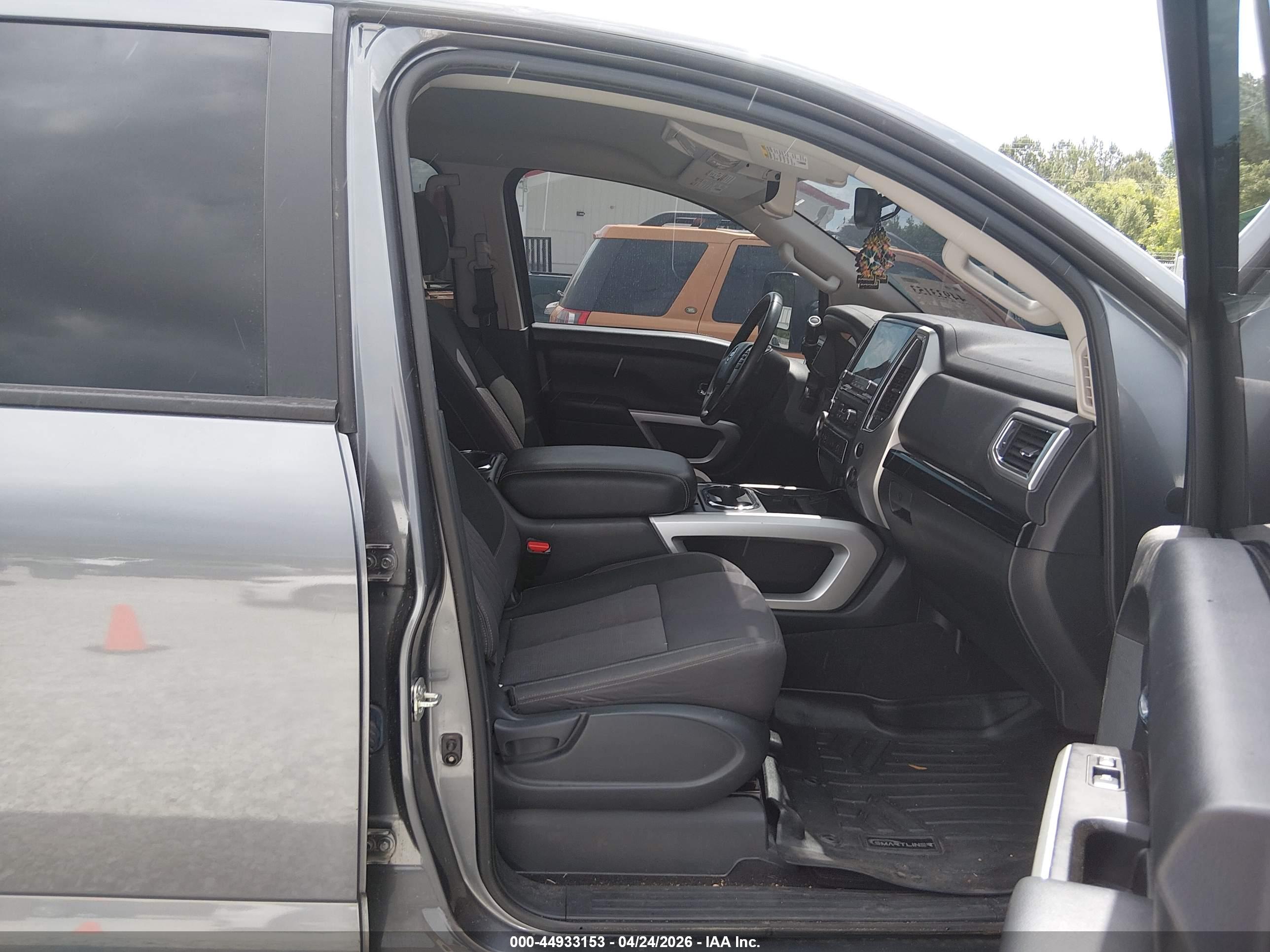 NISSAN TITAN image 5