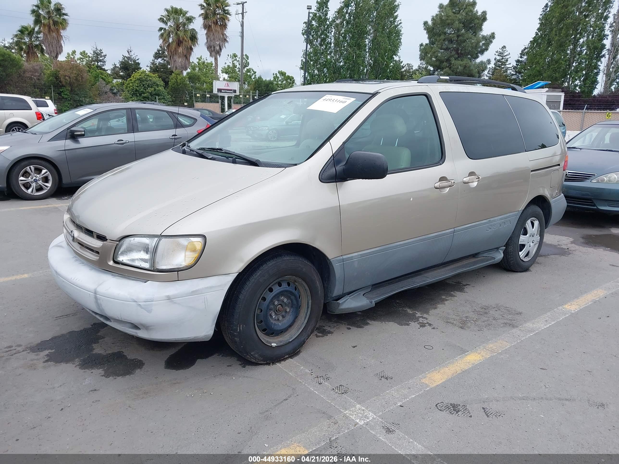 TOYOTA SIENNA image 2
