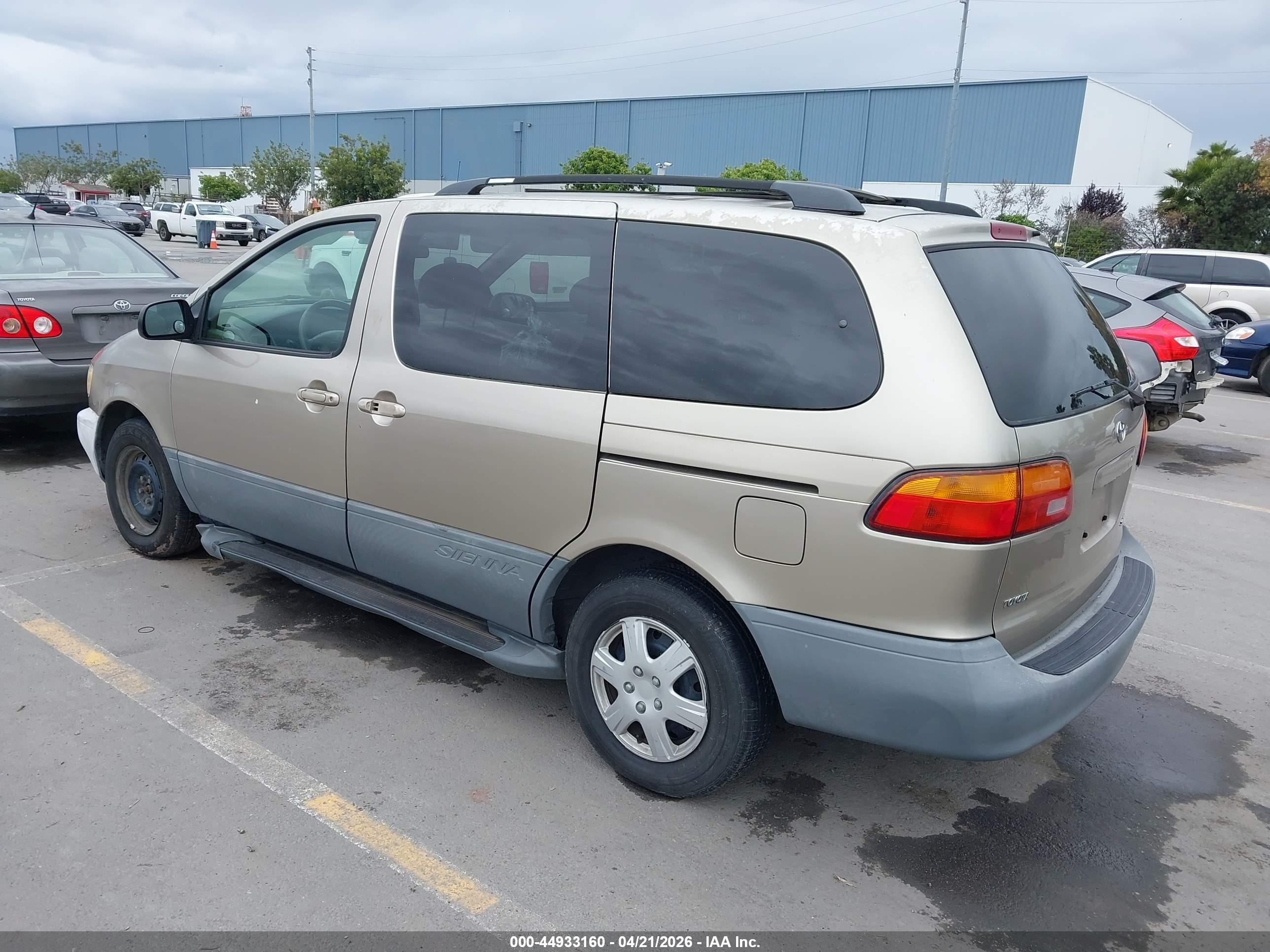 TOYOTA SIENNA image 3