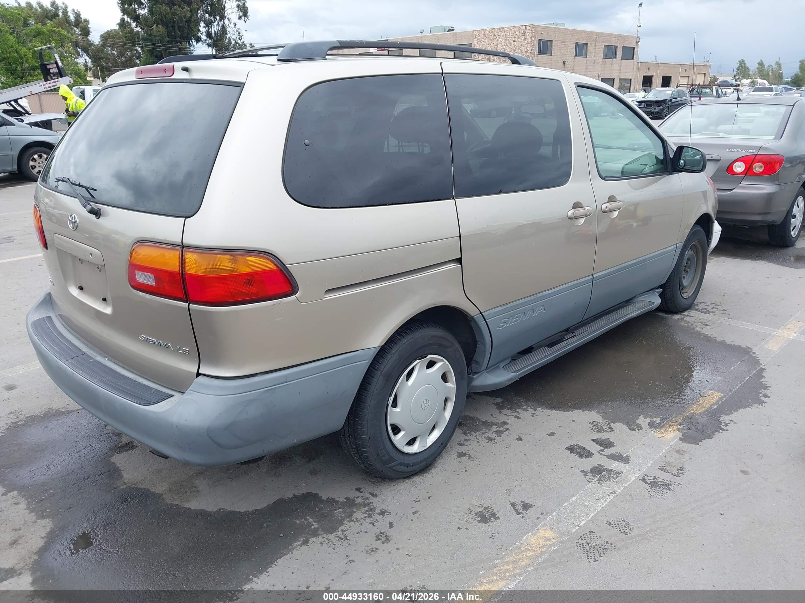 TOYOTA SIENNA image 4