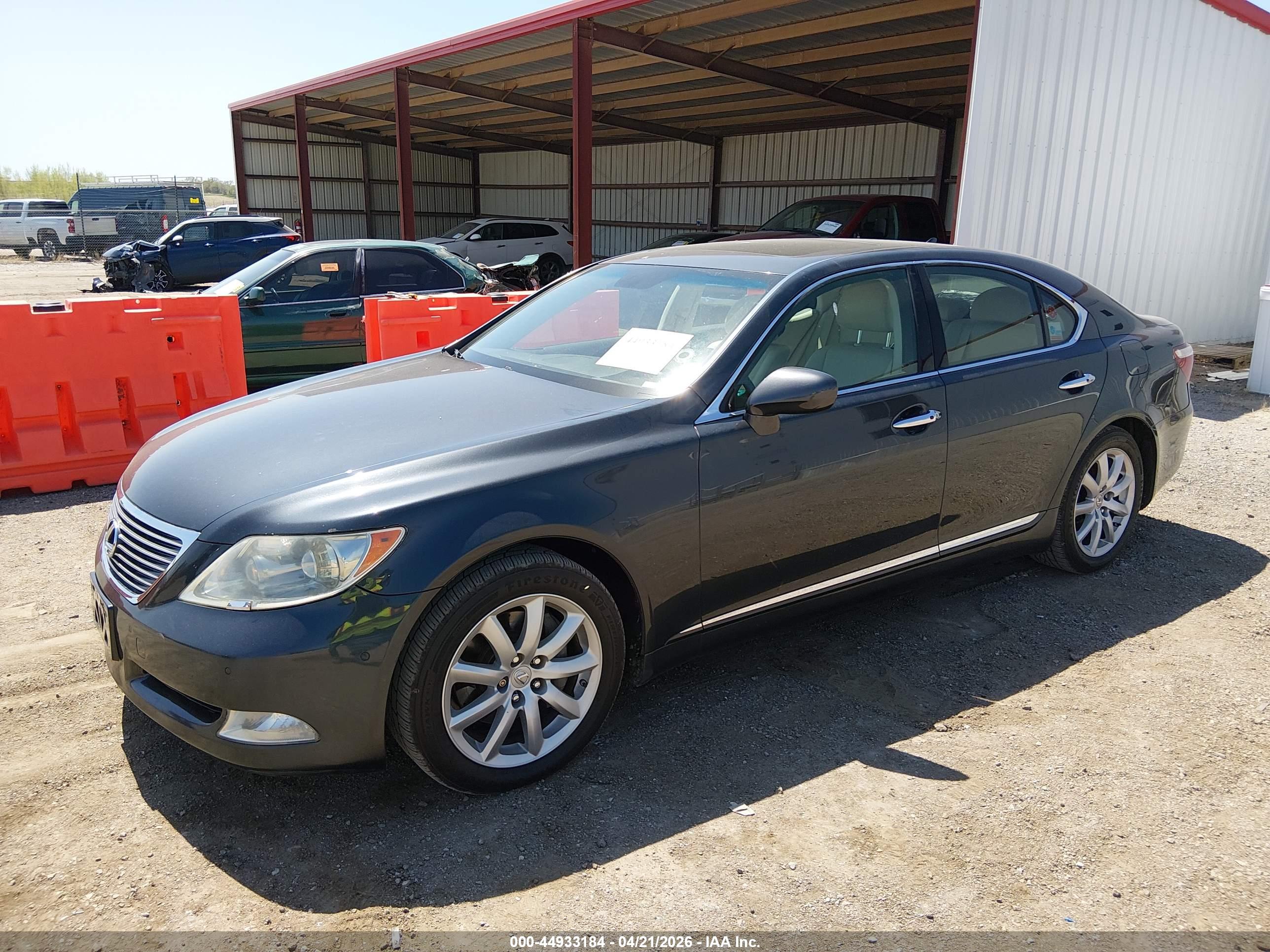 LEXUS LS image 2