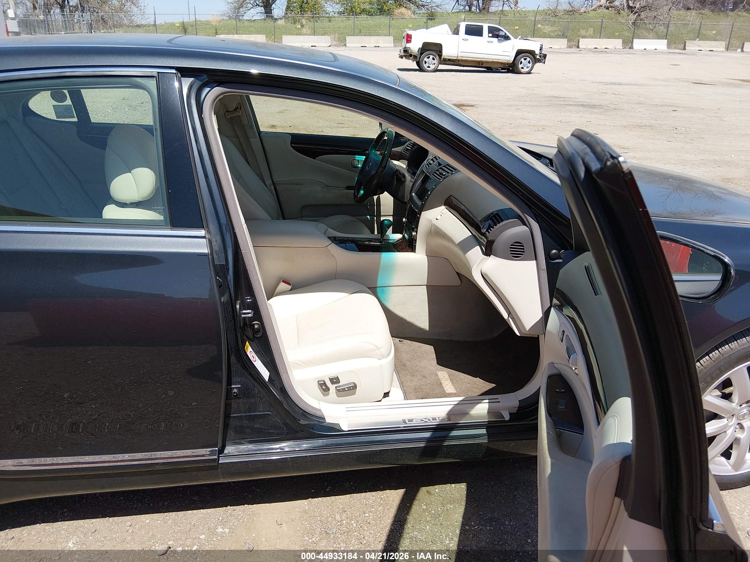 LEXUS LS image 5