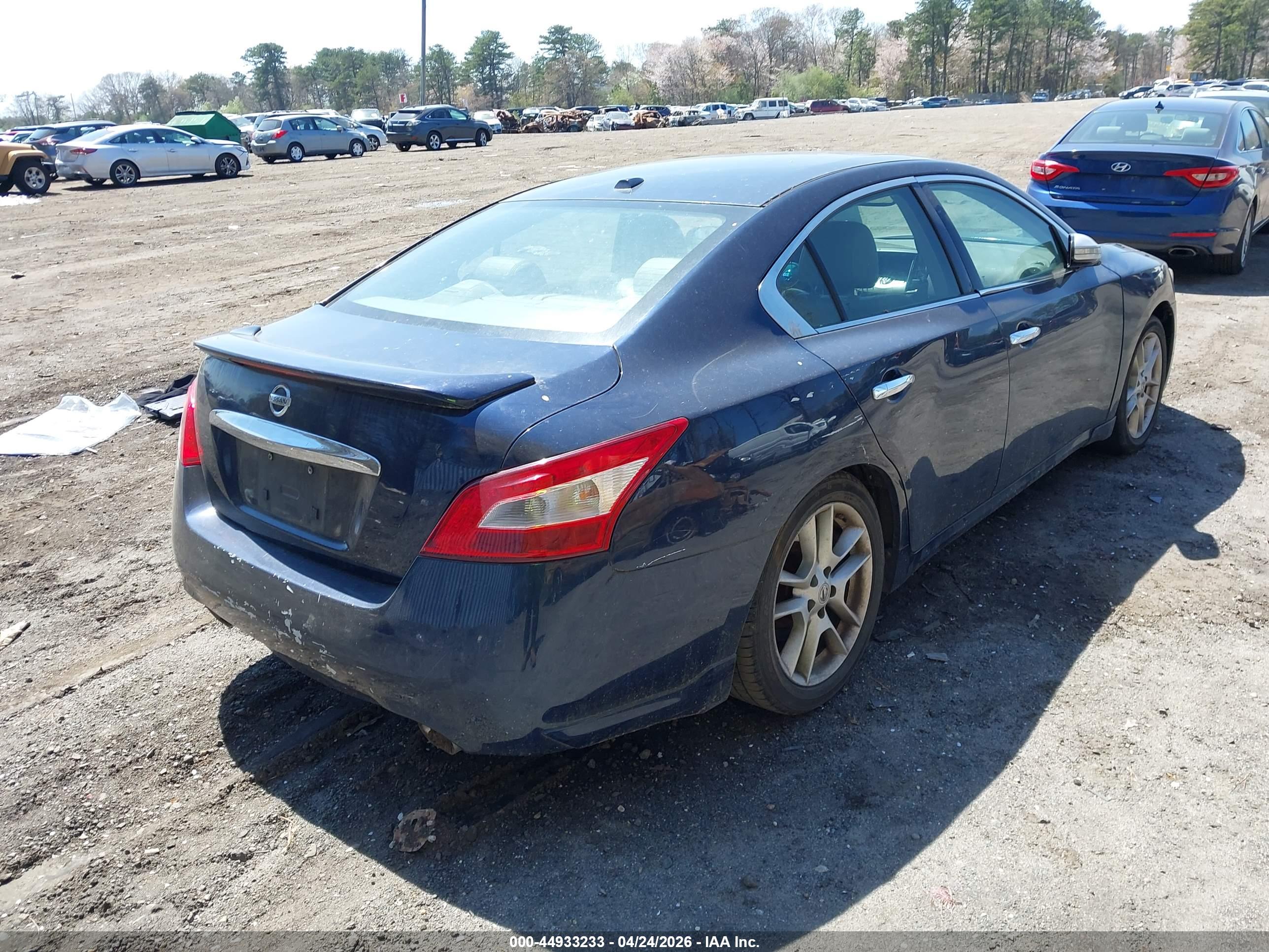 NISSAN MAXIMA image 4