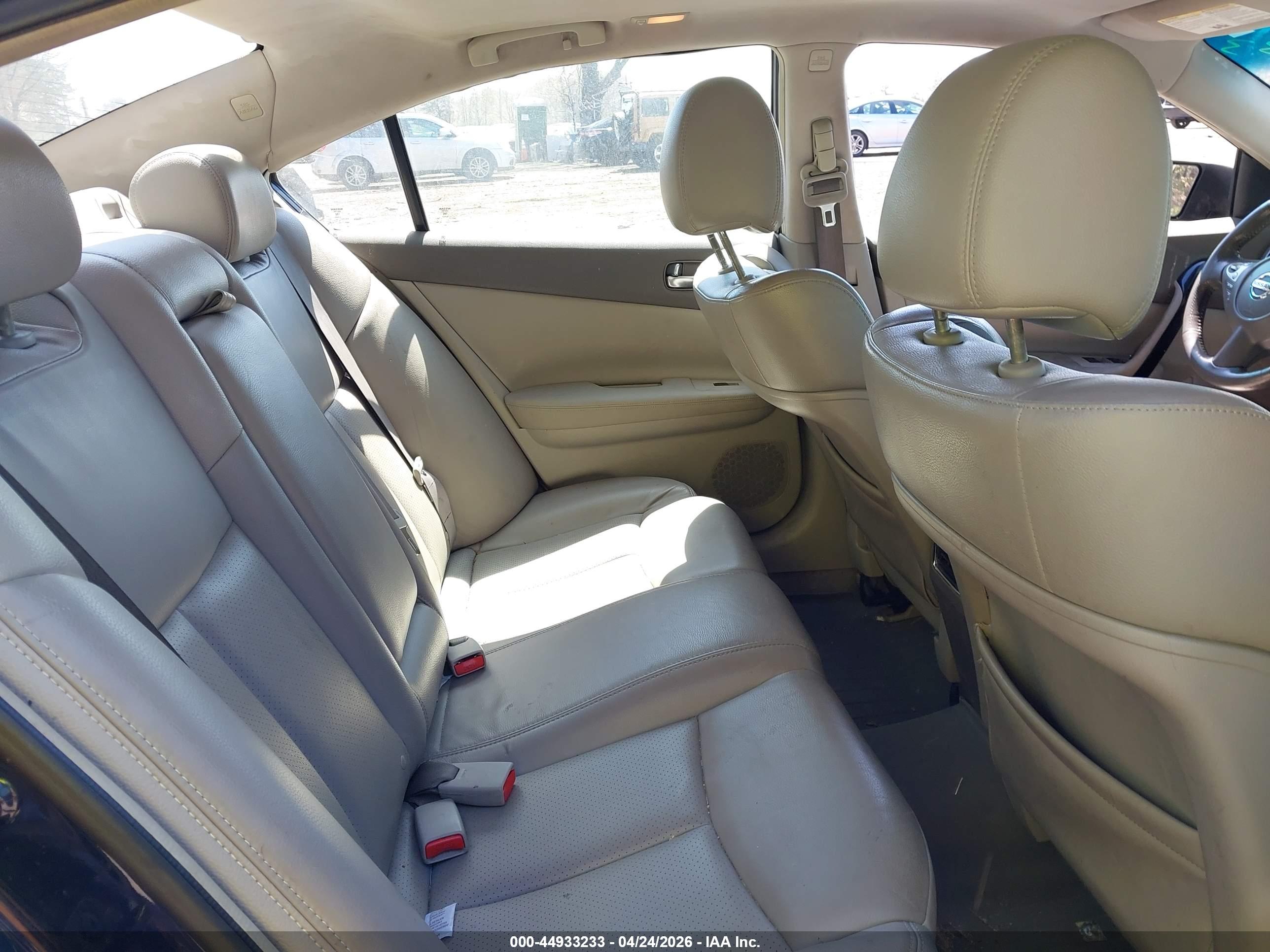 NISSAN MAXIMA image 8