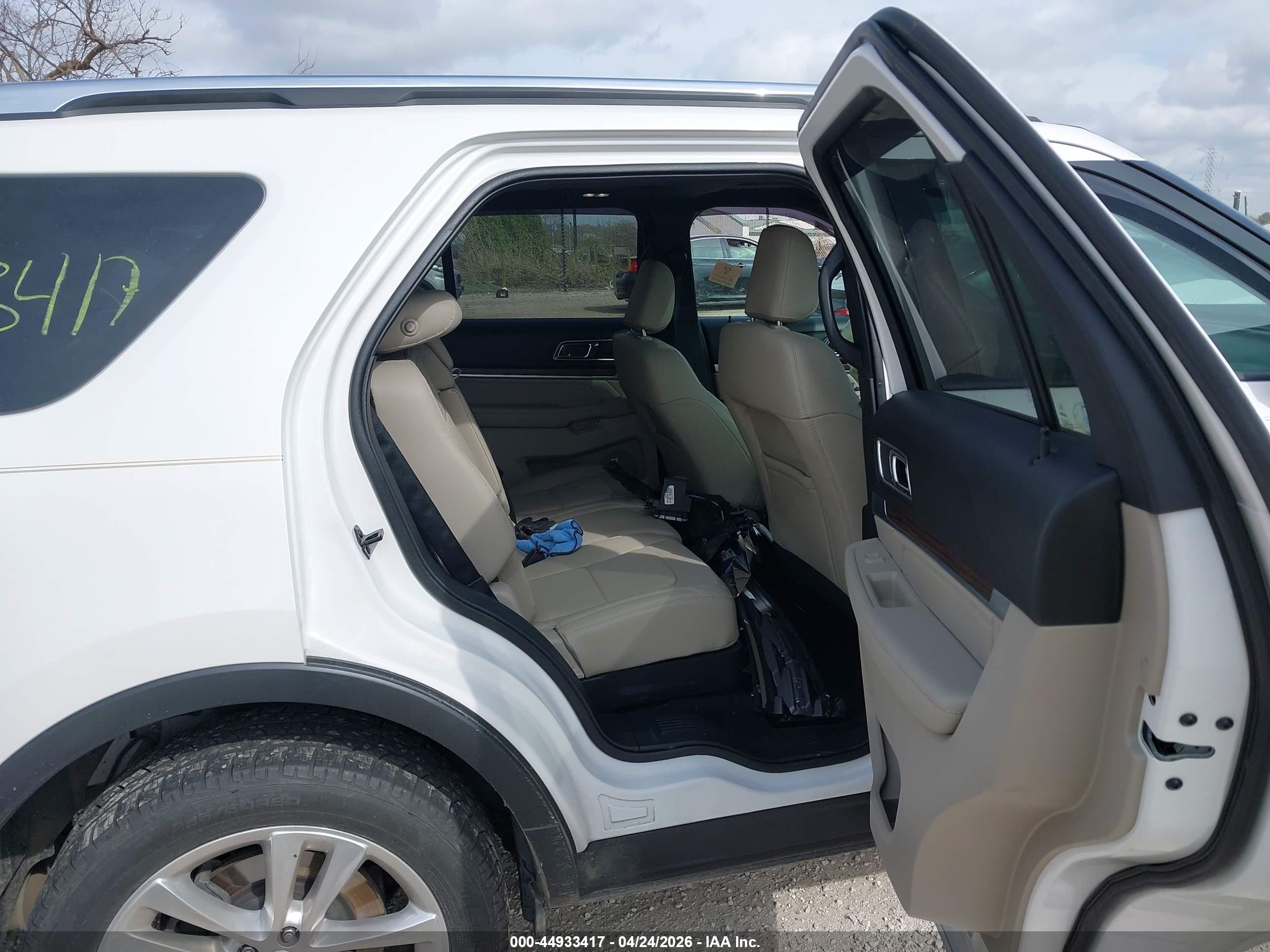 FORD EXPLORER image 8