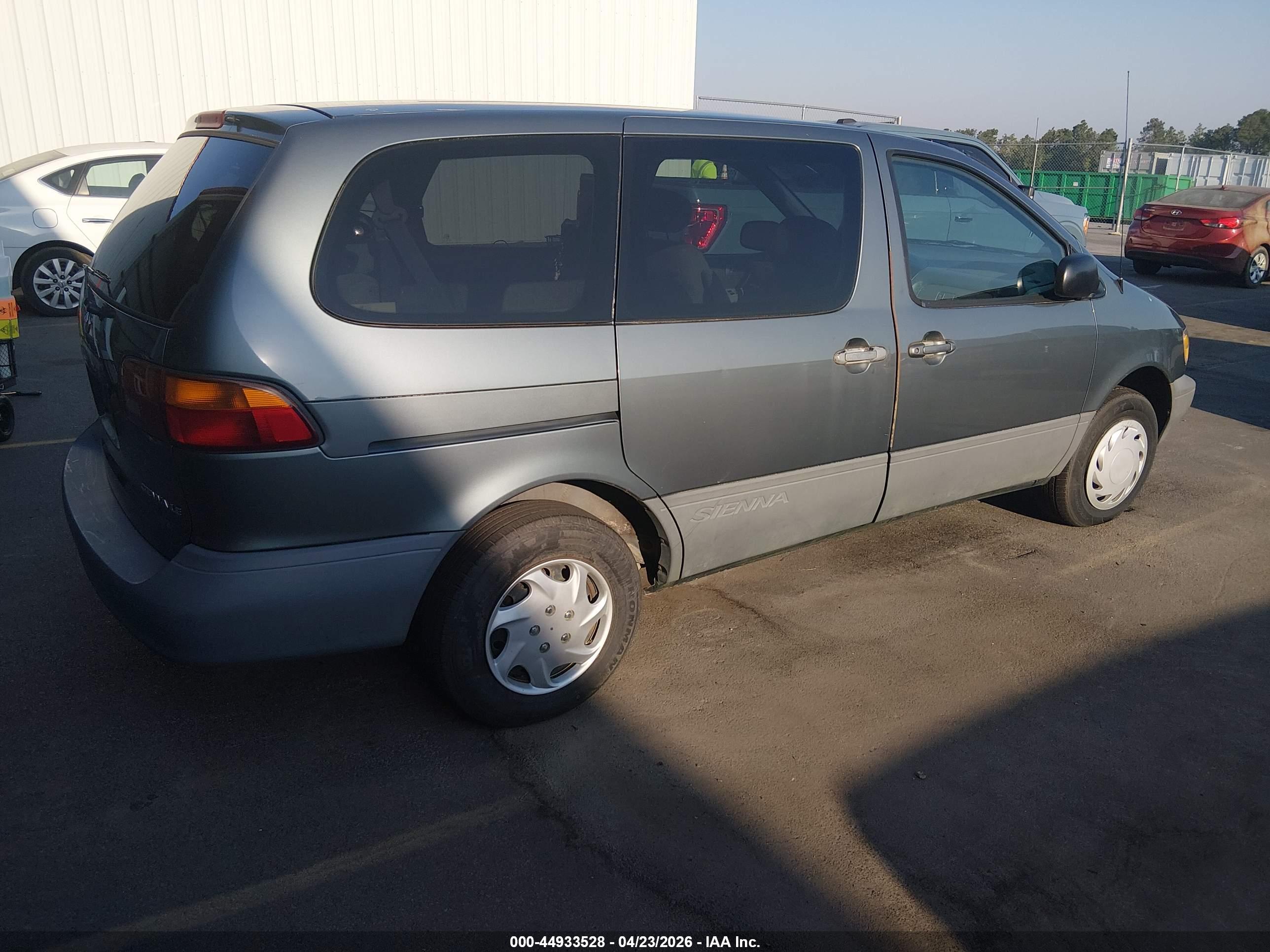 TOYOTA SIENNA image 4