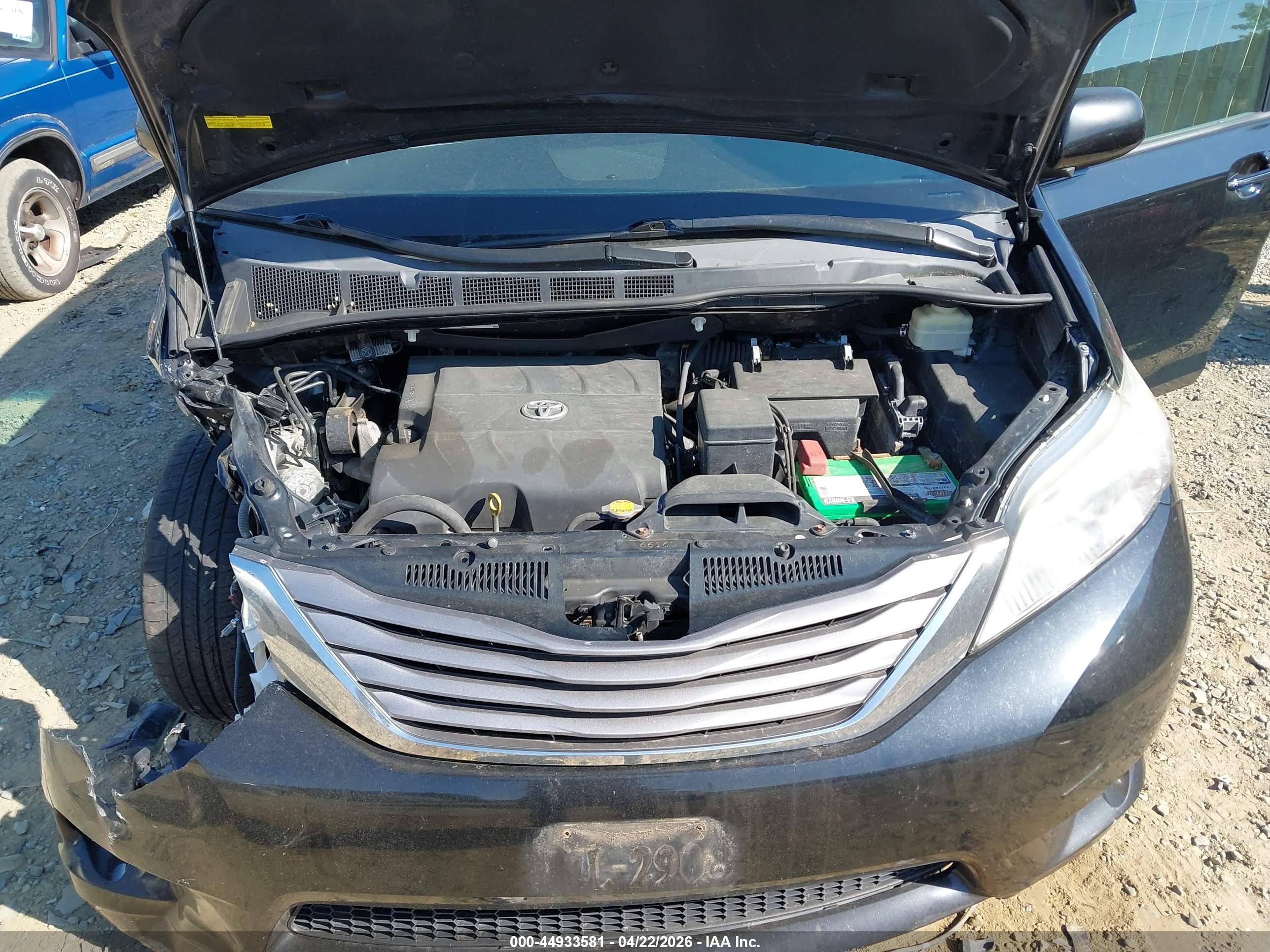 TOYOTA SIENNA image 10
