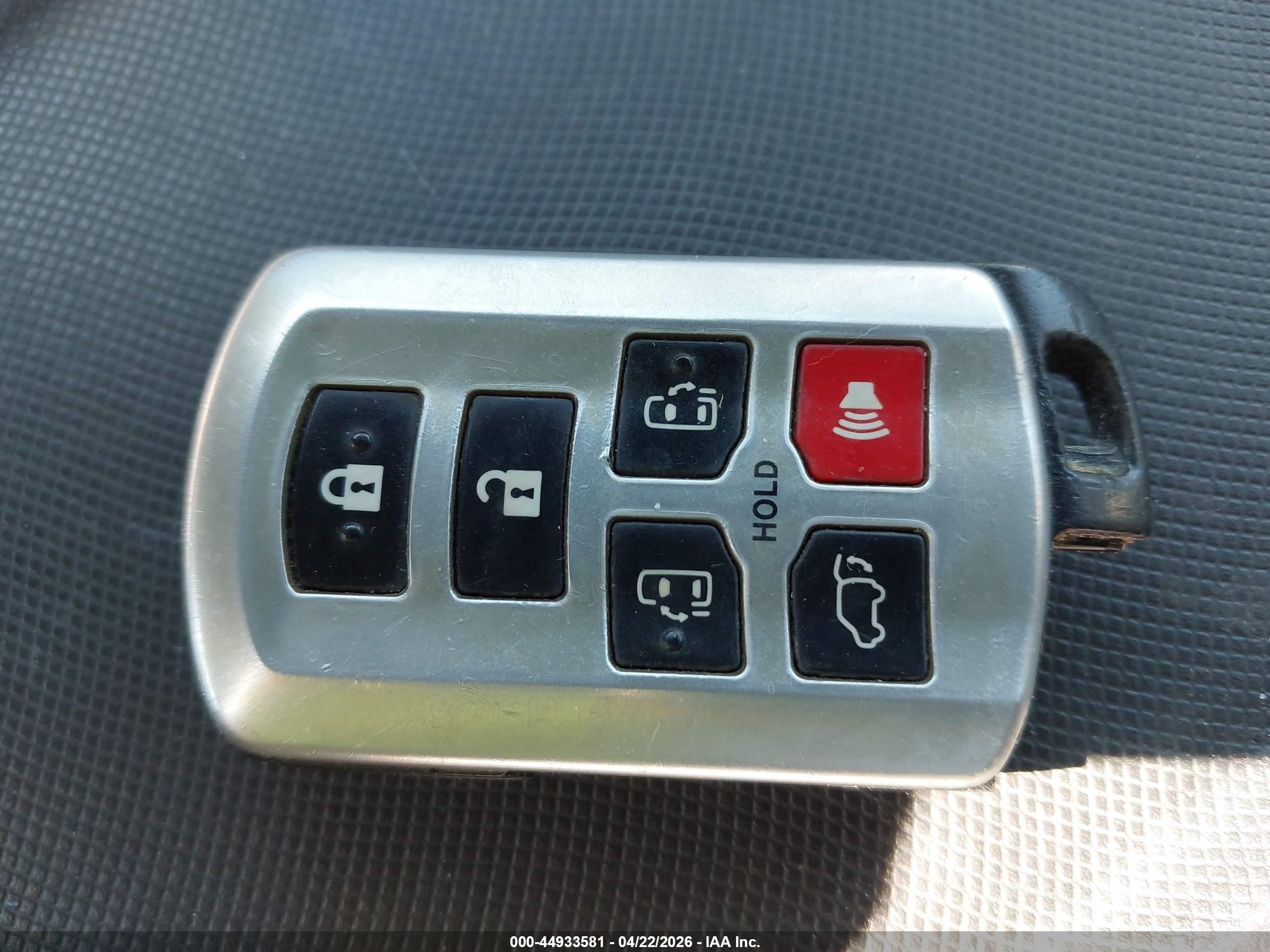 TOYOTA SIENNA image 11