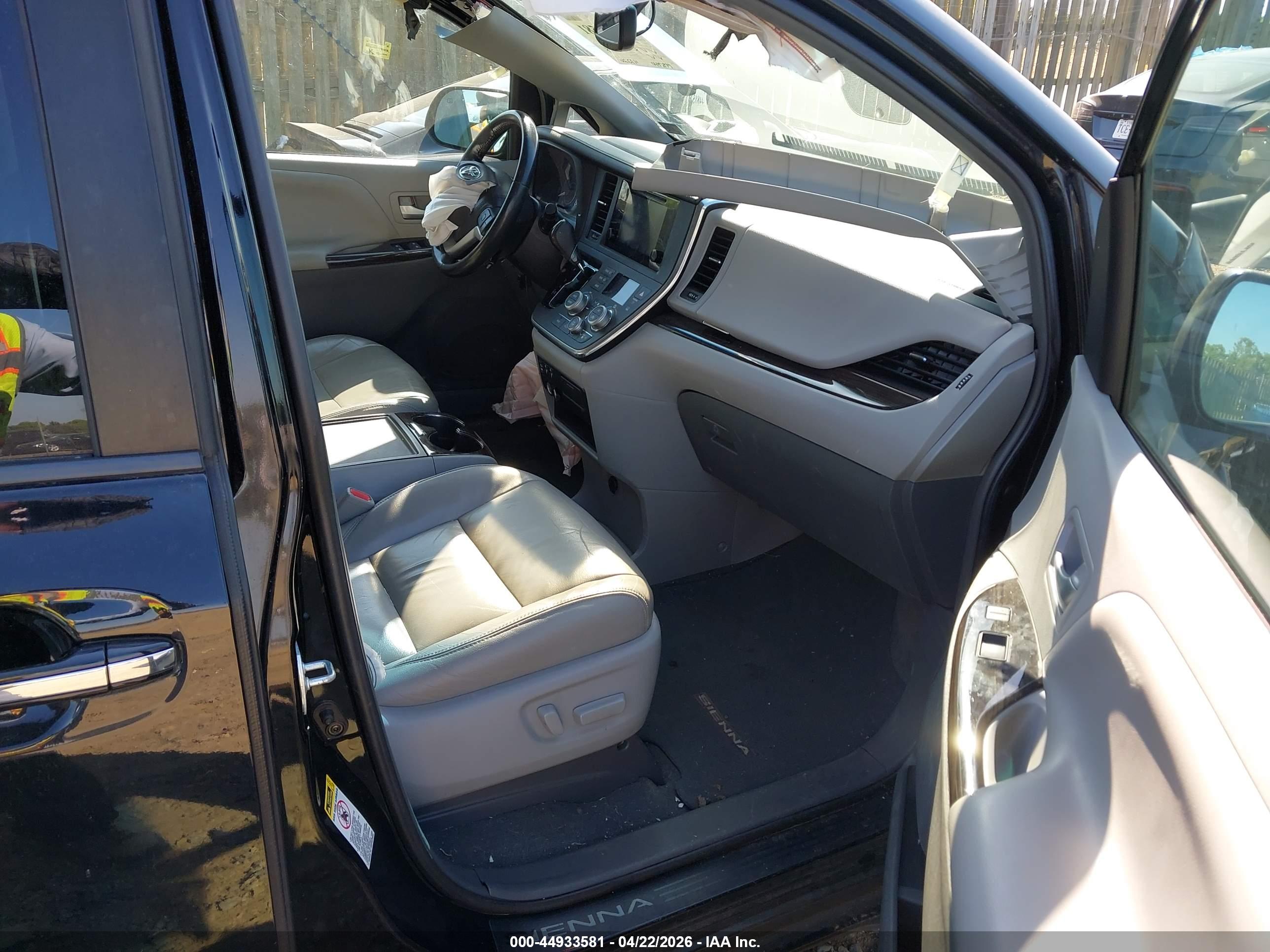 TOYOTA SIENNA image 5
