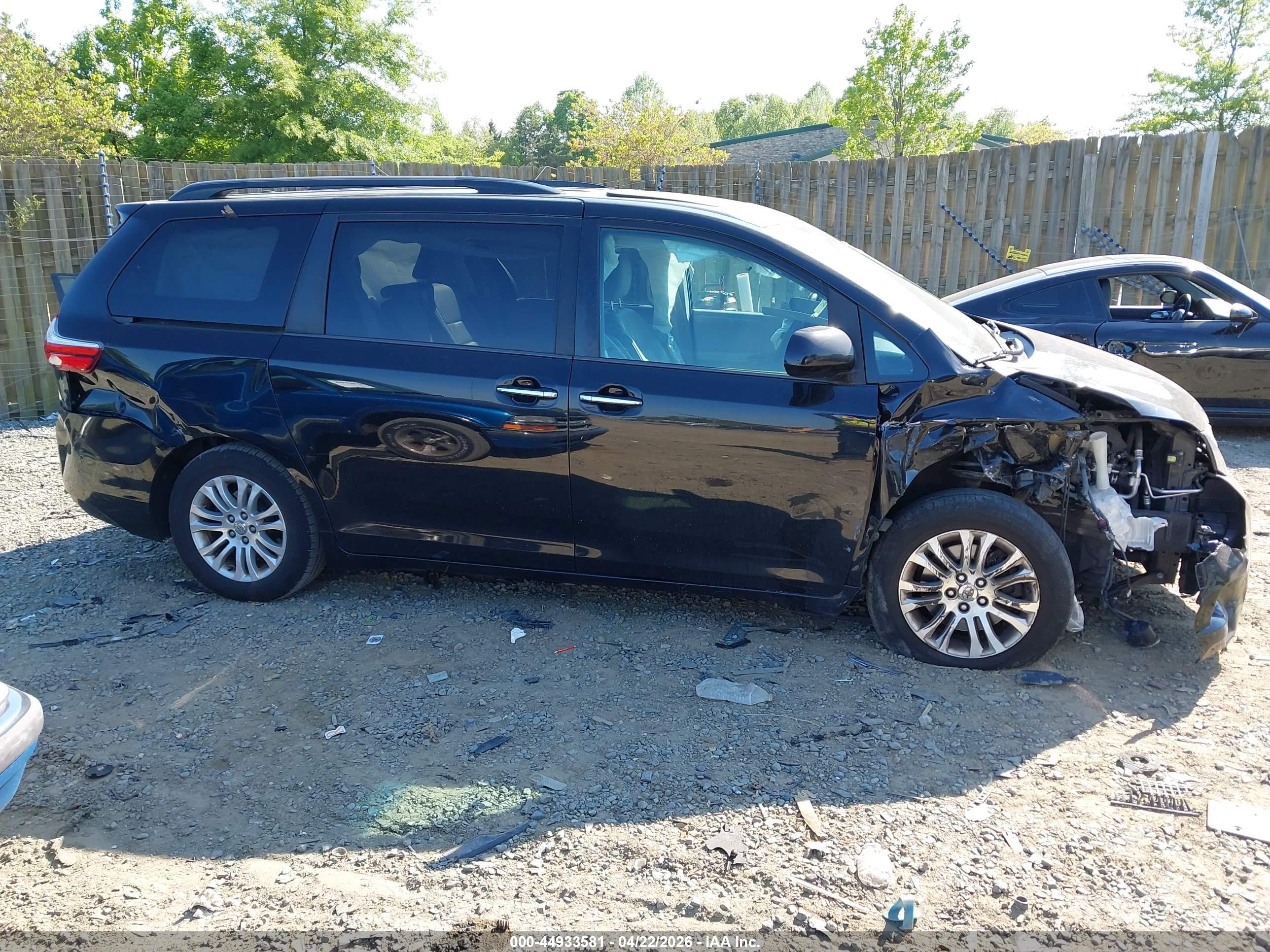 TOYOTA SIENNA image 6