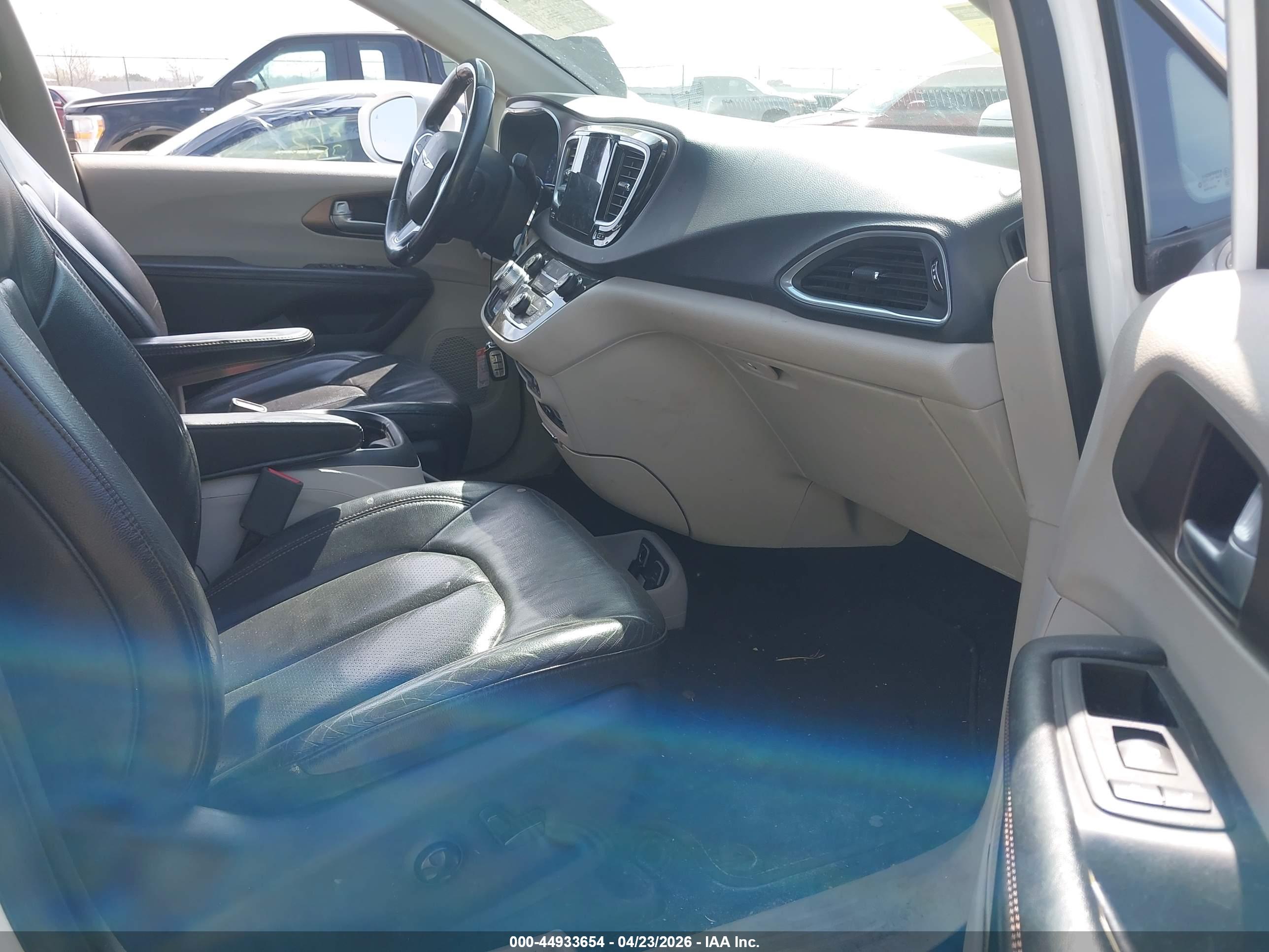 CHRYSLER PACIFICA image 5