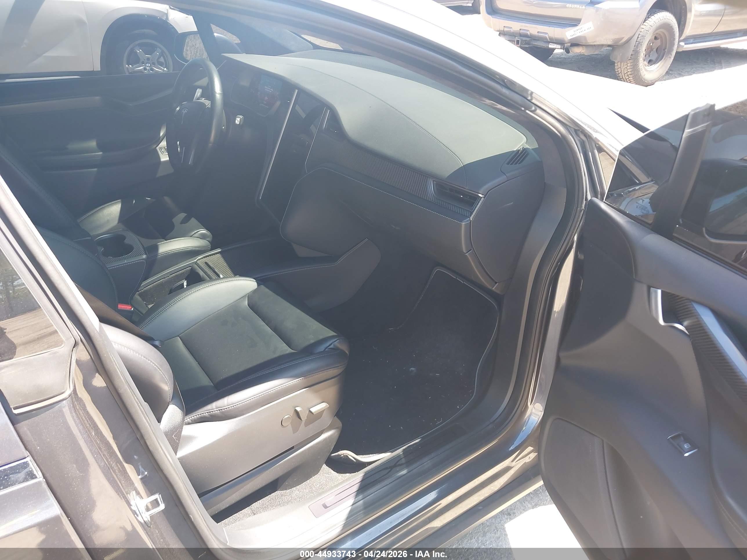 TESLA MODEL image 5