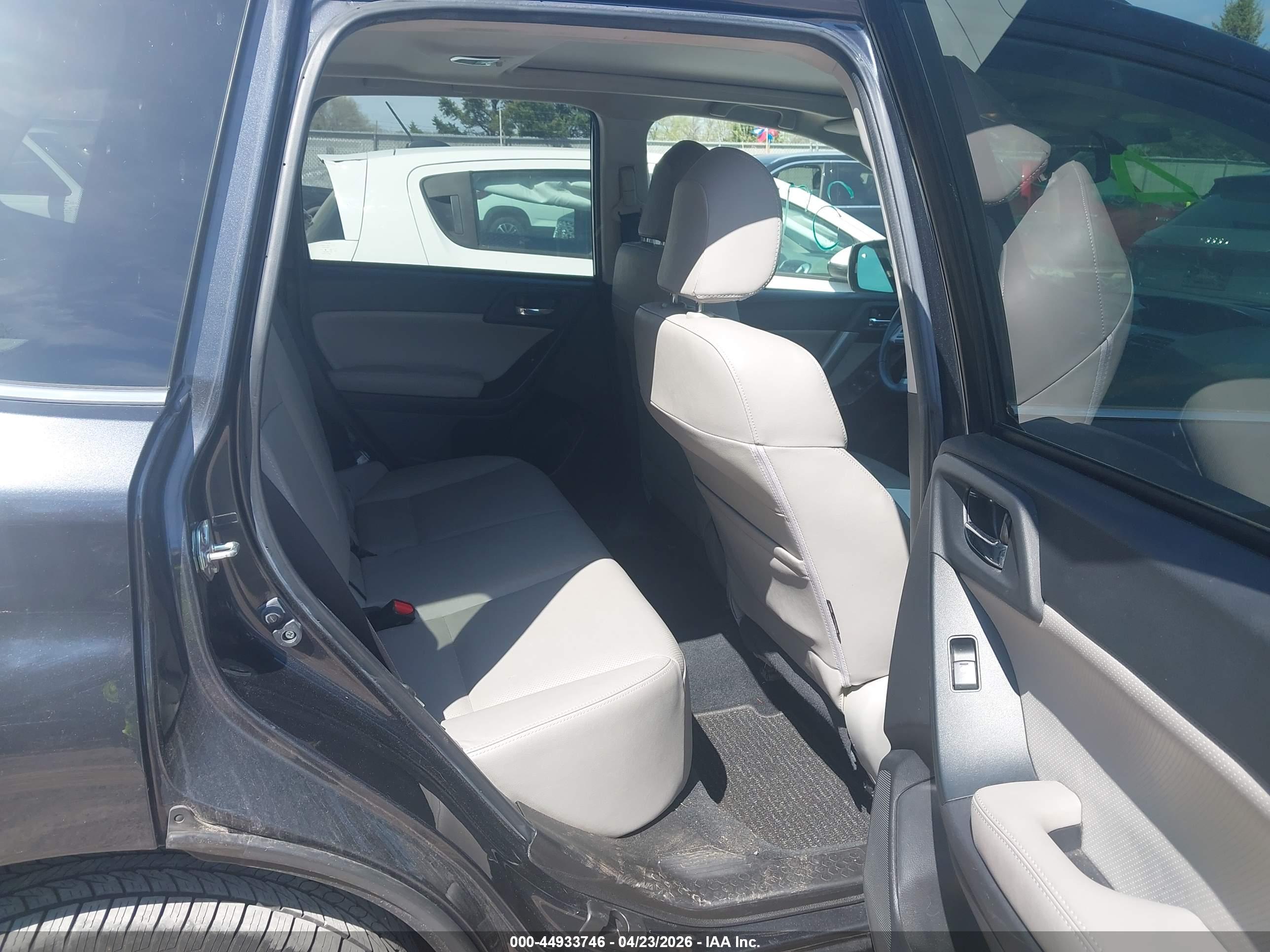 SUBARU FORESTER image 8
