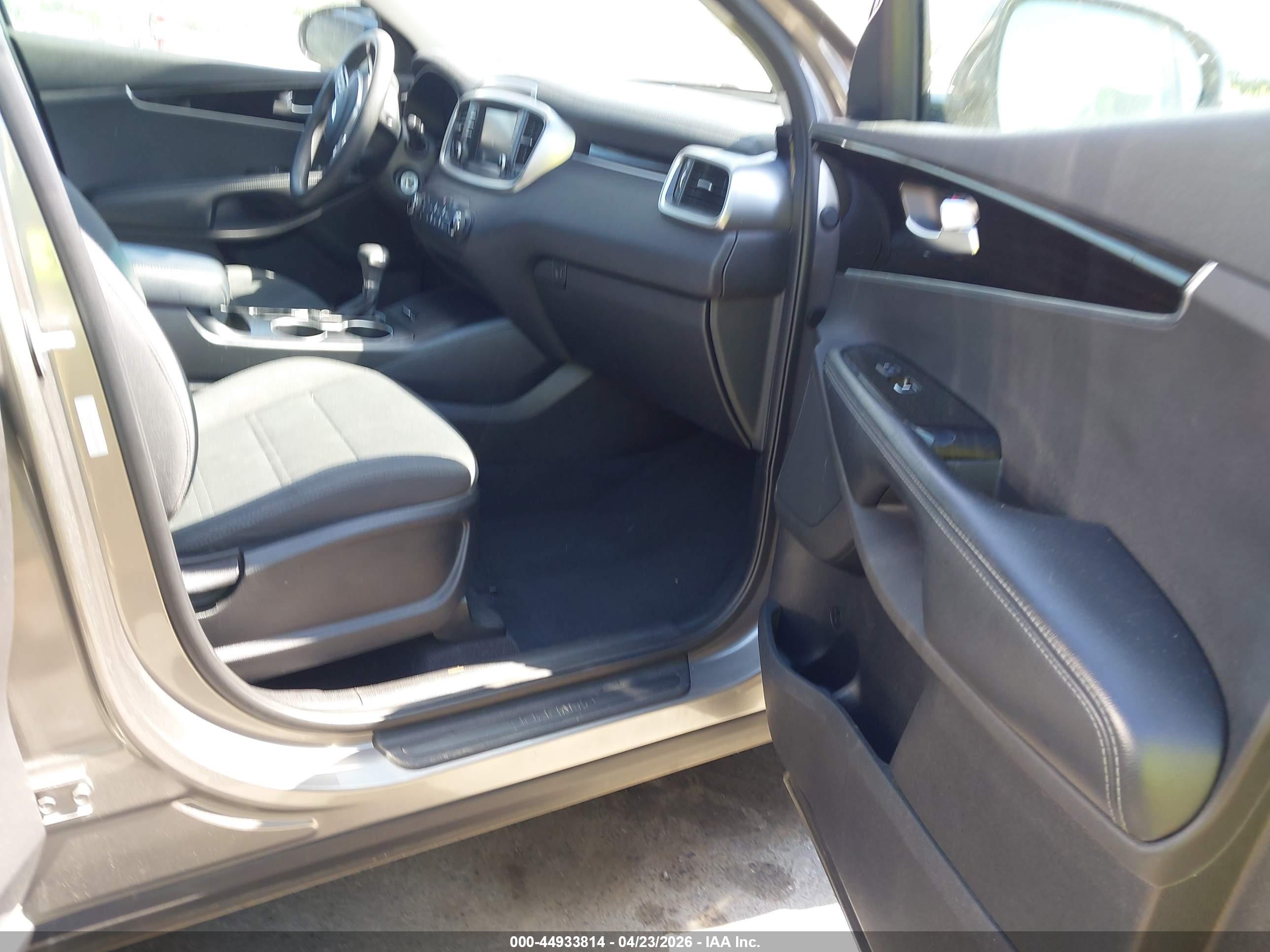 KIA SORENTO image 5