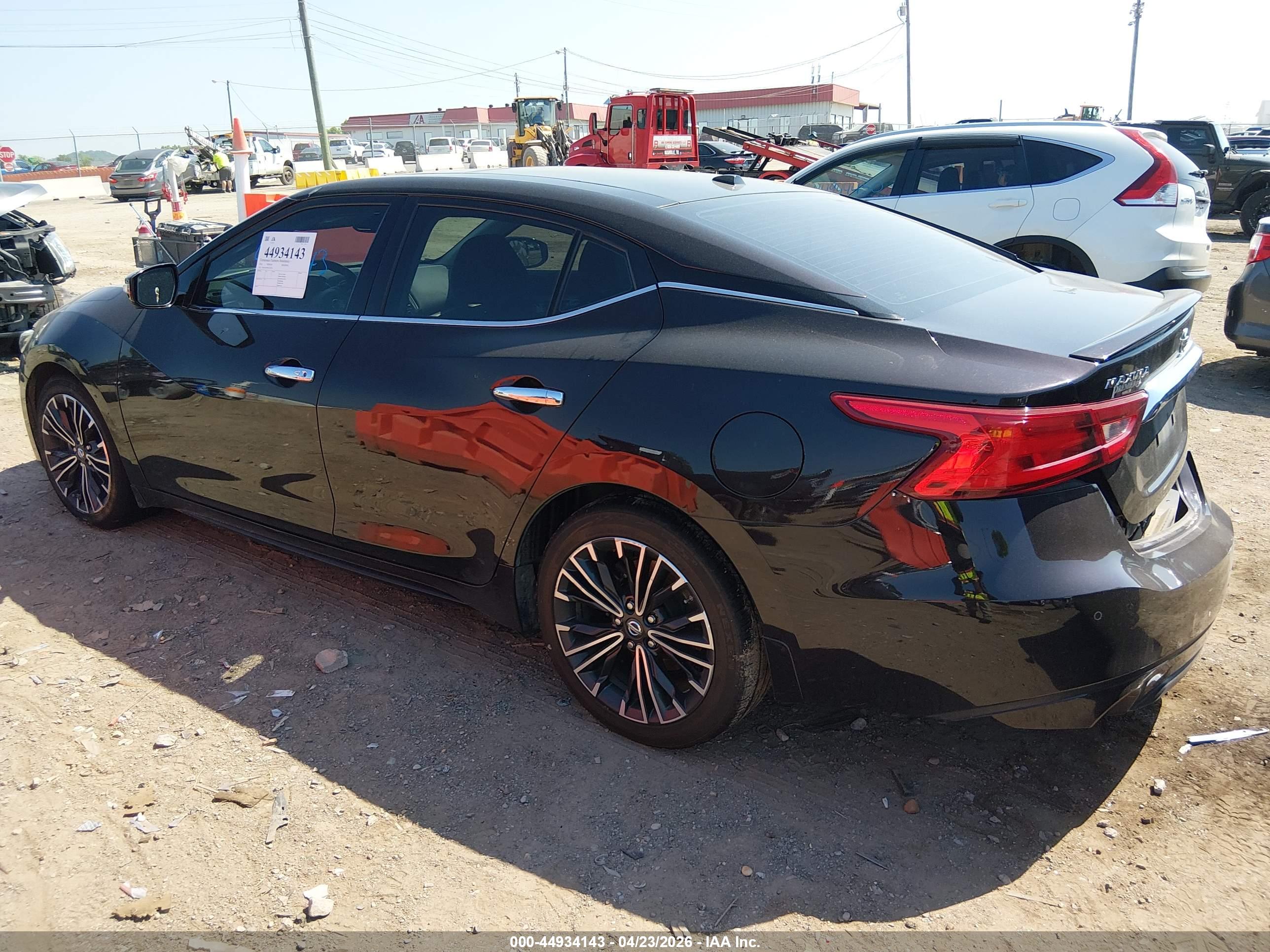 NISSAN MAXIMA image 3