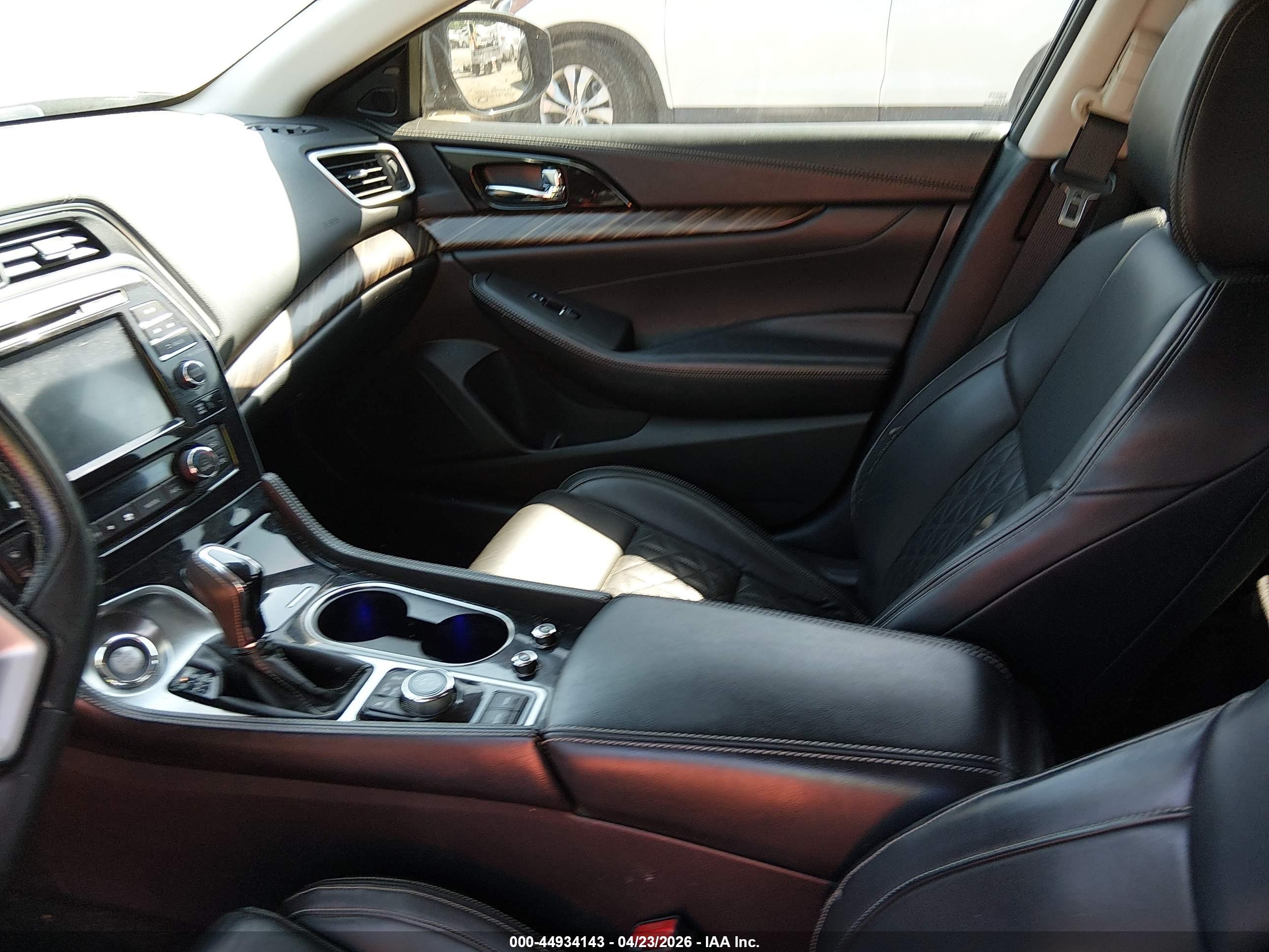 NISSAN MAXIMA image 5