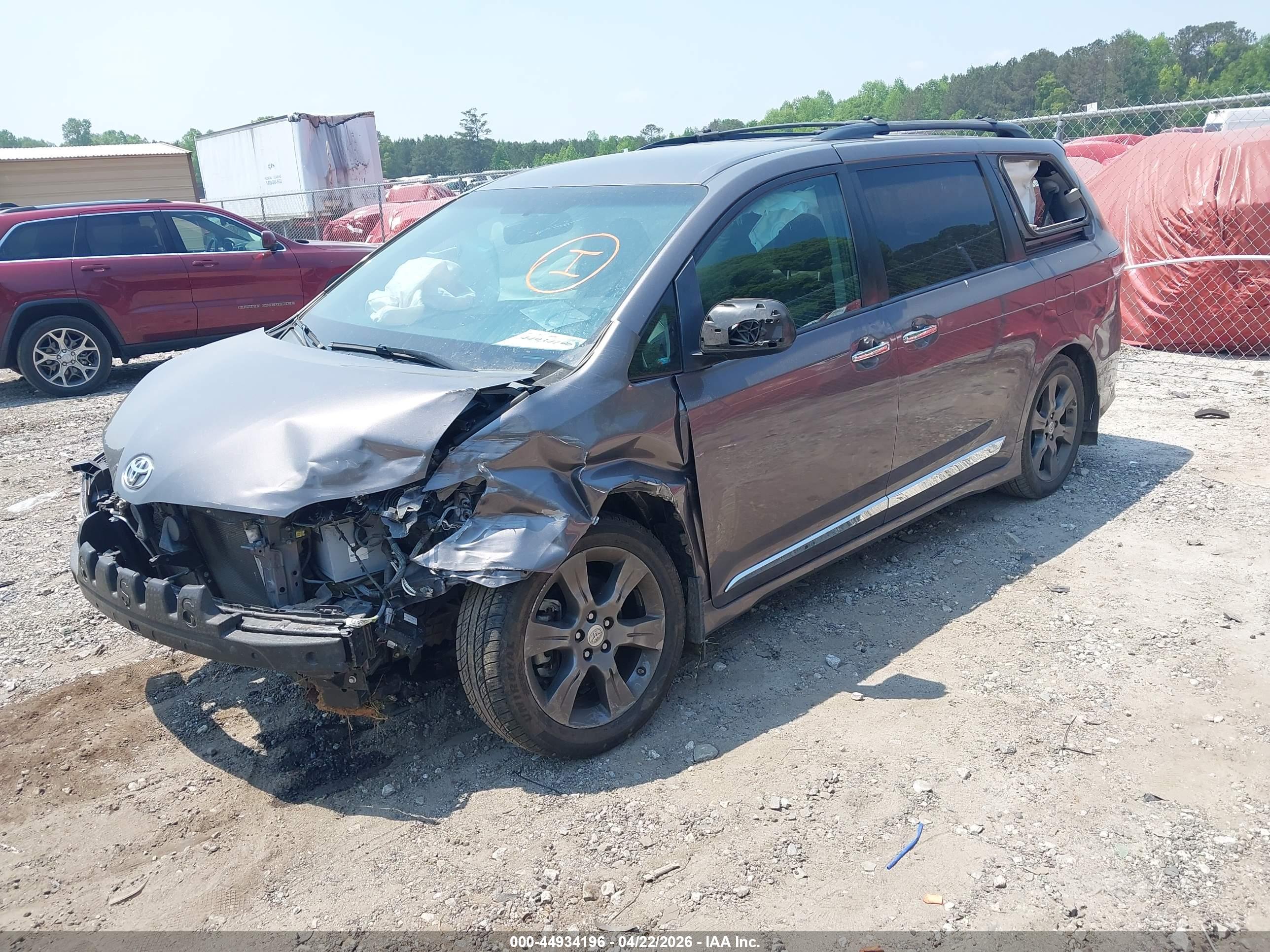 TOYOTA SIENNA image 2