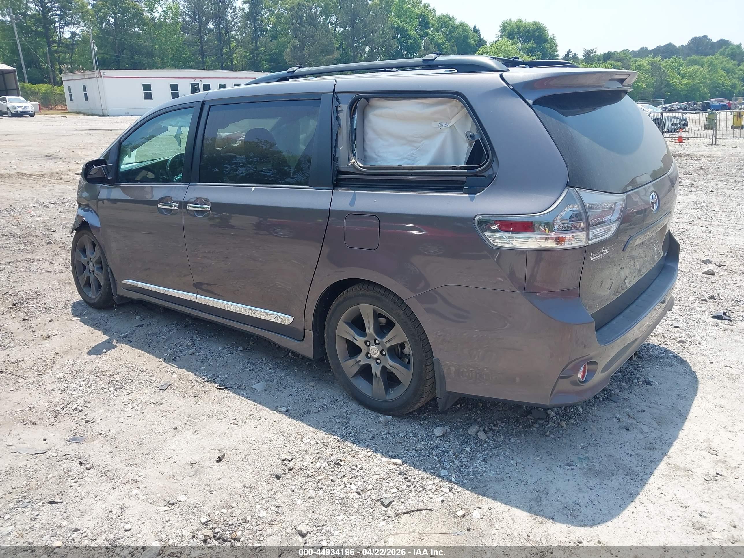 TOYOTA SIENNA image 3