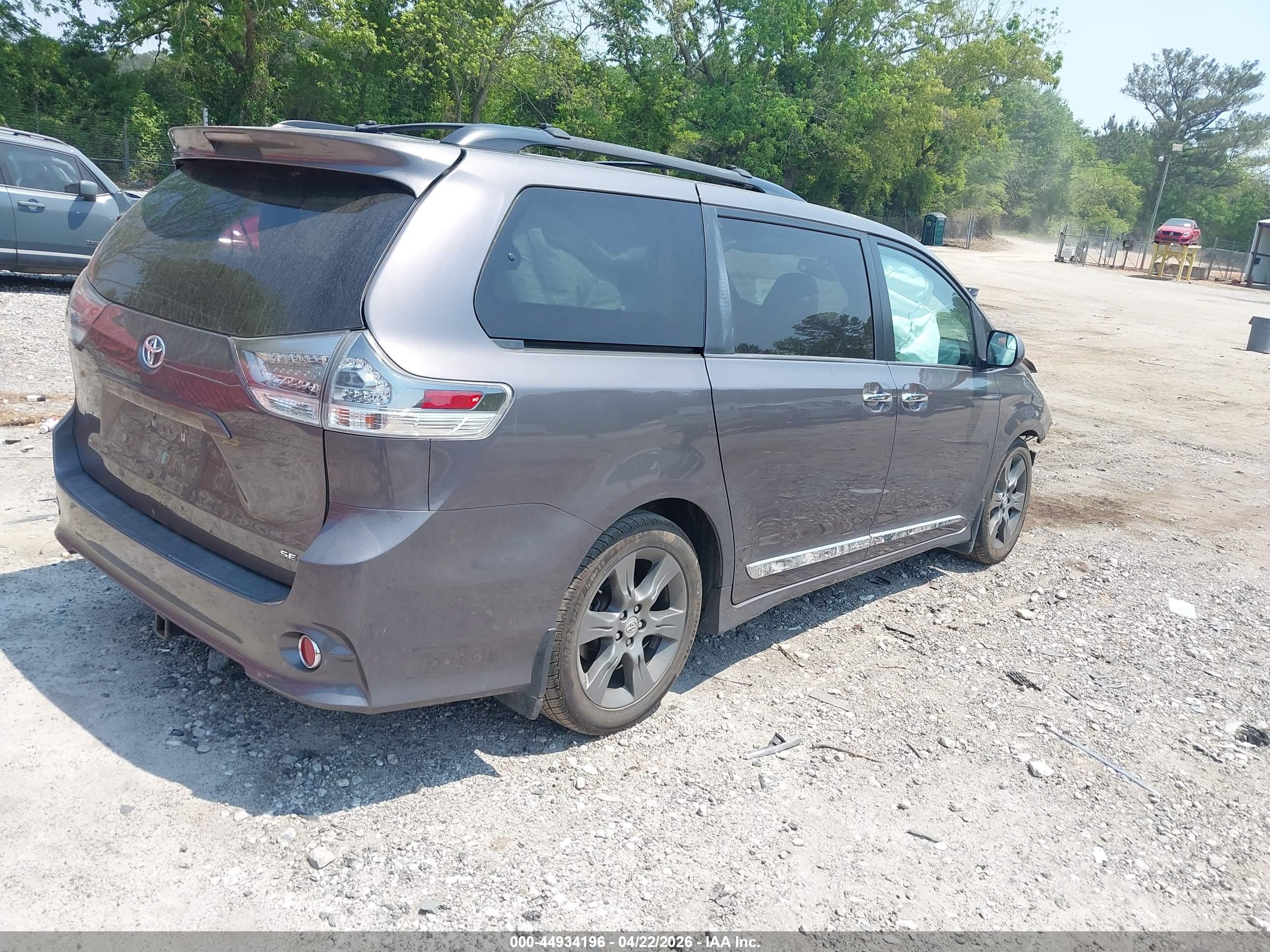 TOYOTA SIENNA image 4