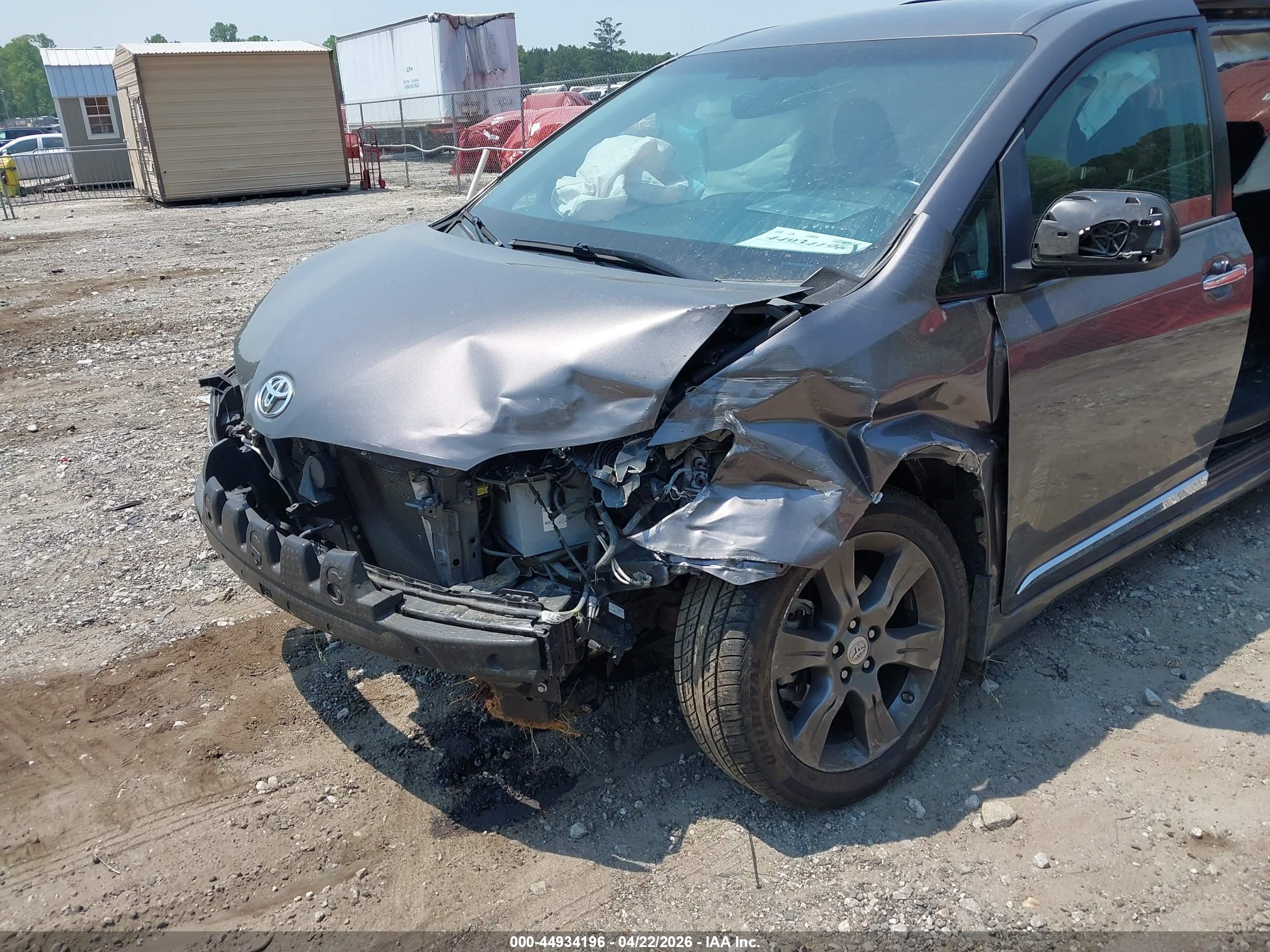 TOYOTA SIENNA image 6