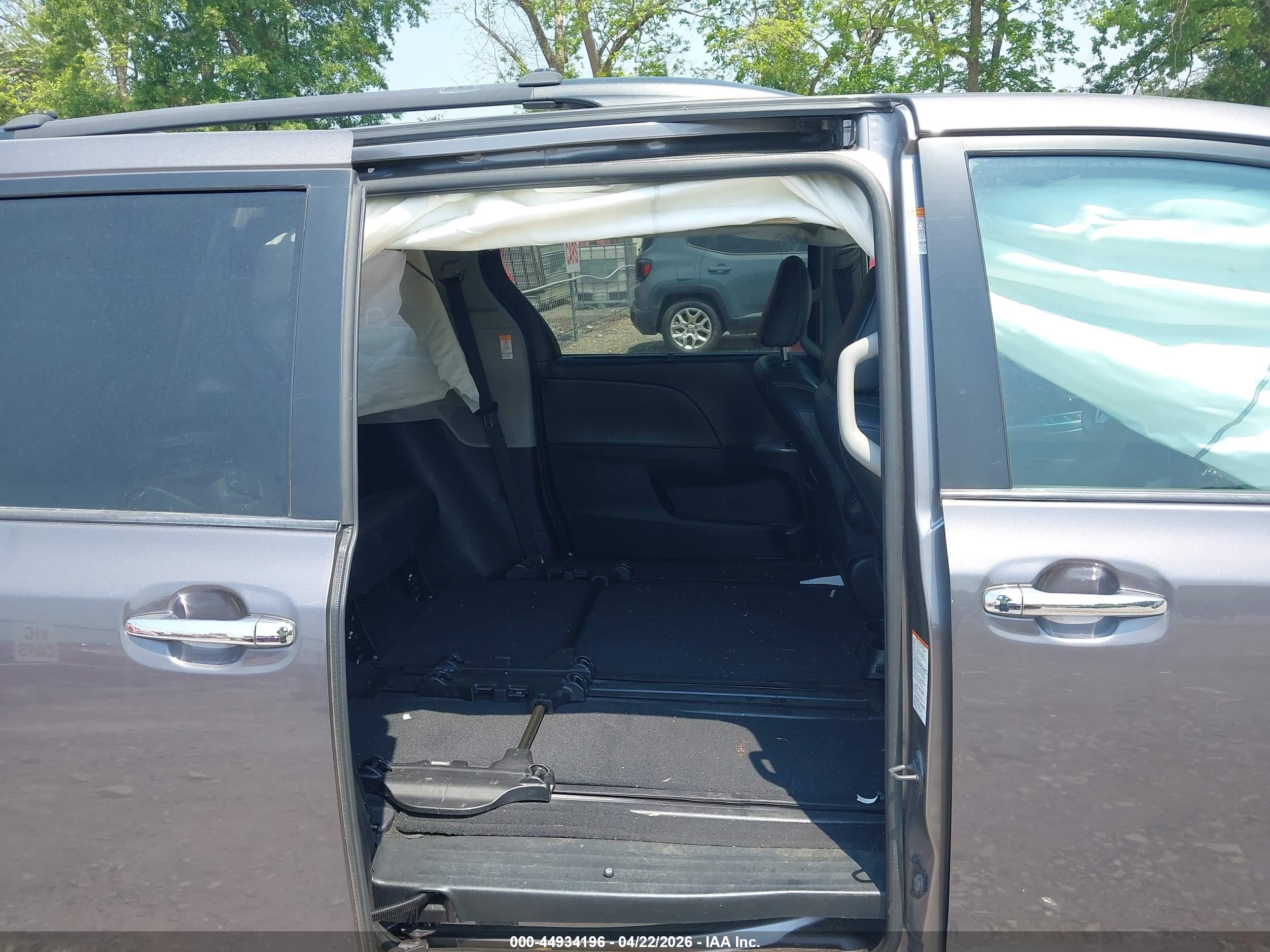 TOYOTA SIENNA image 8