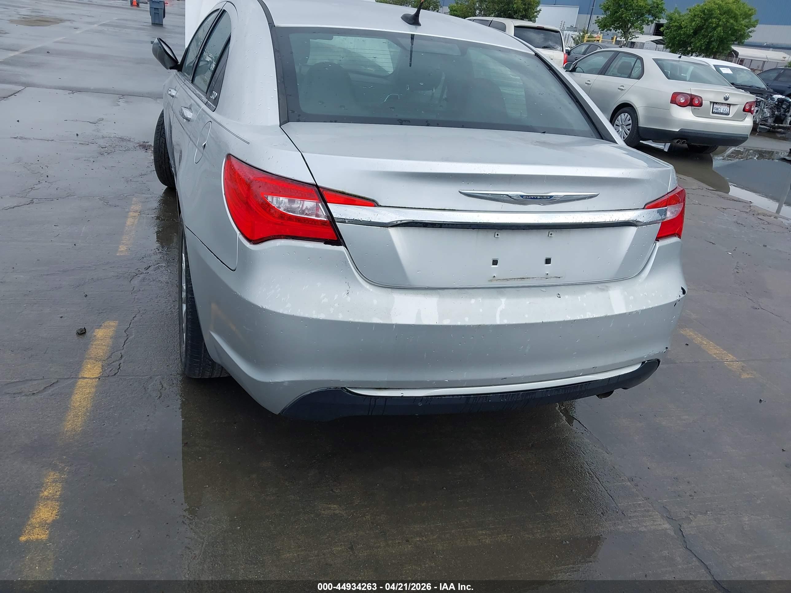 CHRYSLER 200 image 6