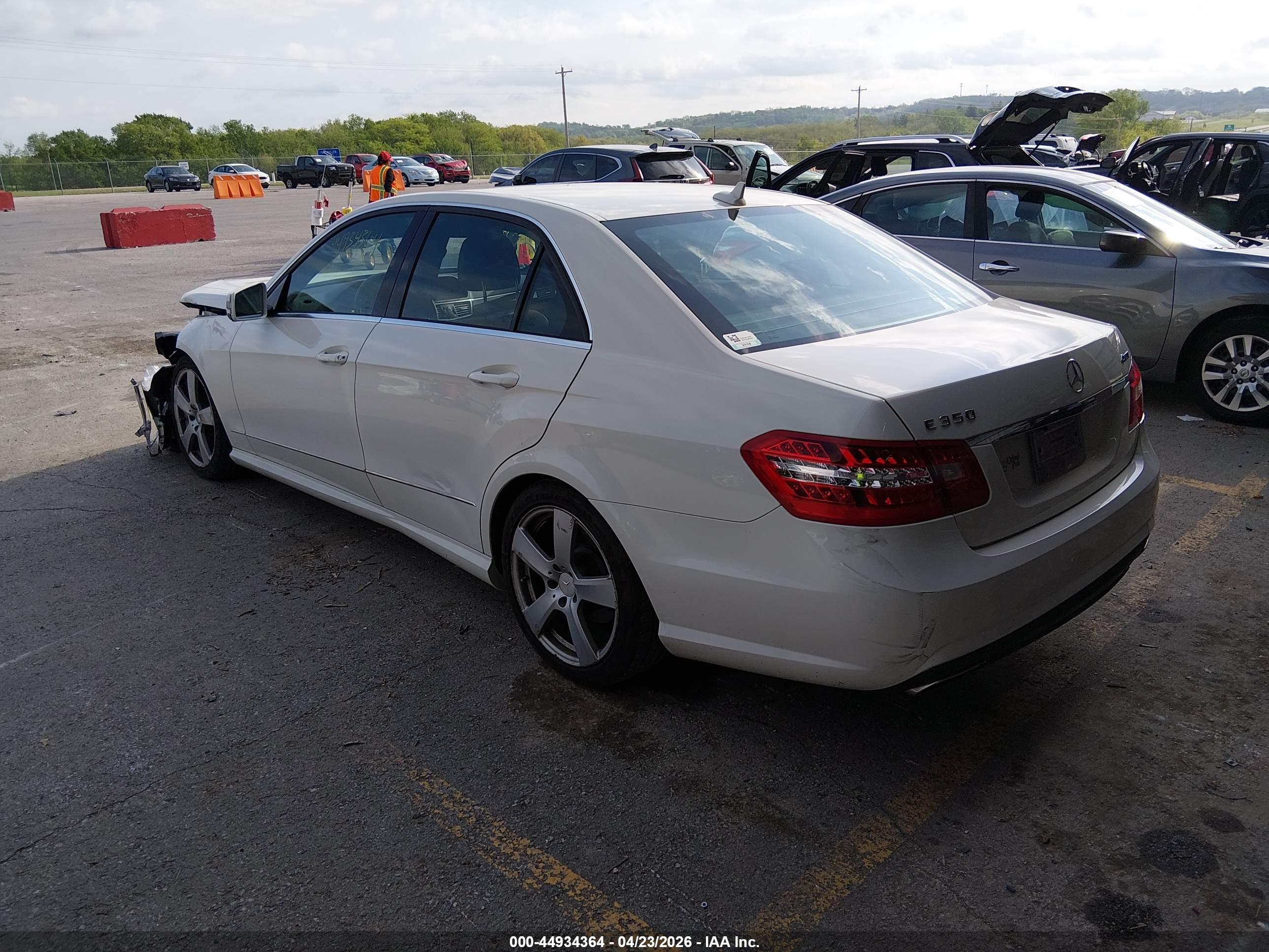 MERCEDES-BENZ E image 3