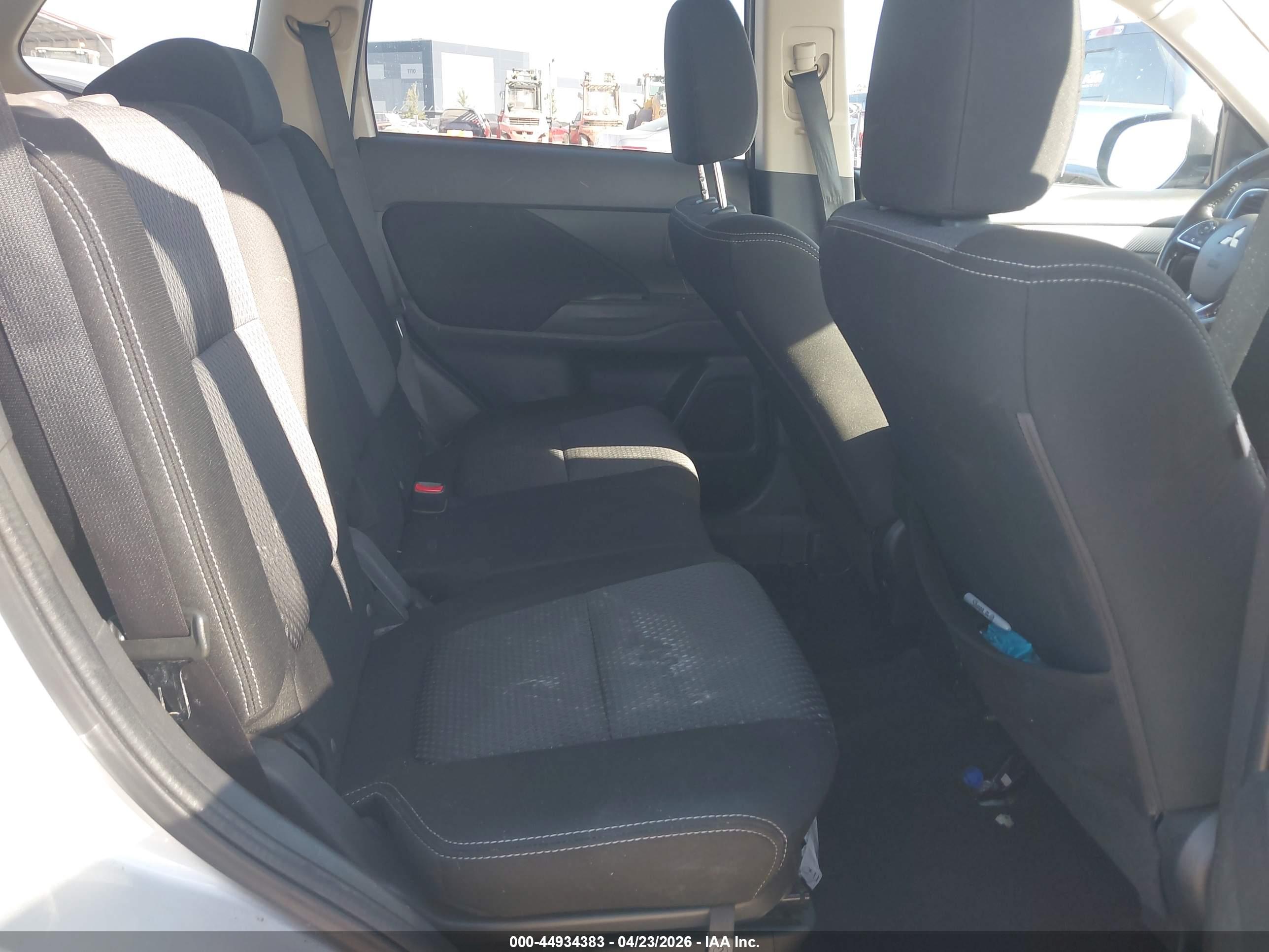 MITSUBISHI OUTLANDER image 8
